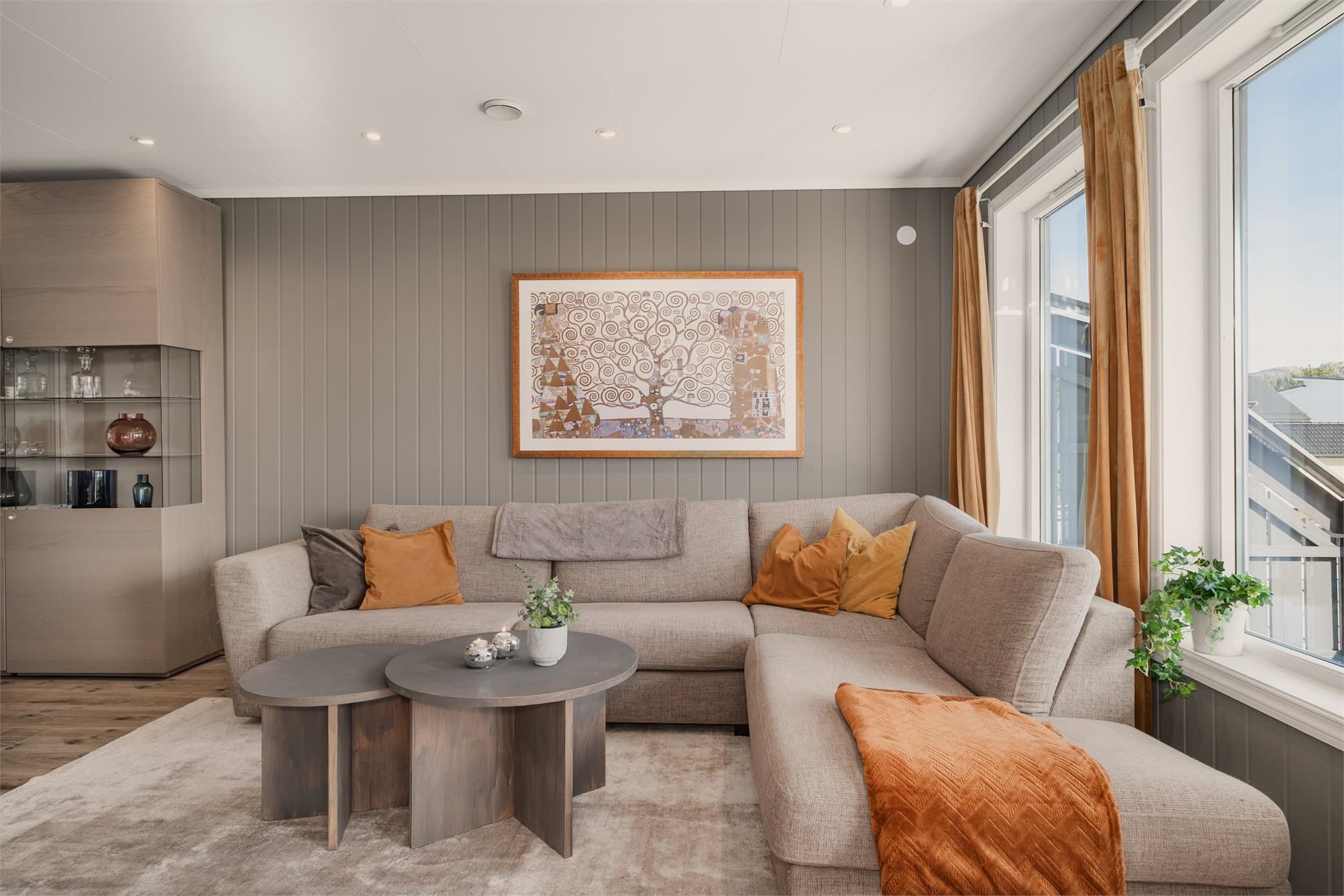 - Stuen måler 26,4m² og gir rom for sofa og spisebord i hver sin naturlige sone -