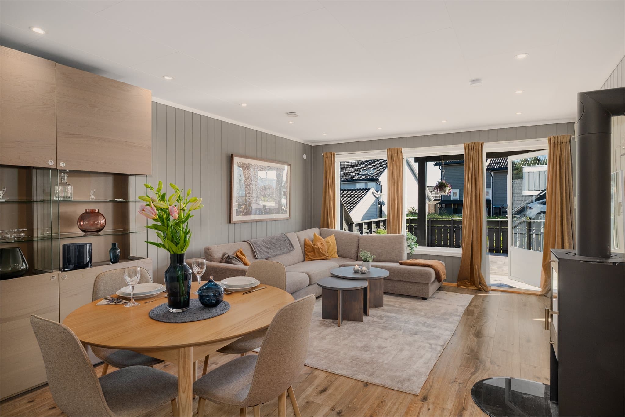 - Boligen har et totalt BRA-i på 135m² og inneholder entré, gang/trapperom, 2 bad, vaskerom, 5 soverom, stue, kjøkken og innvendig bod -