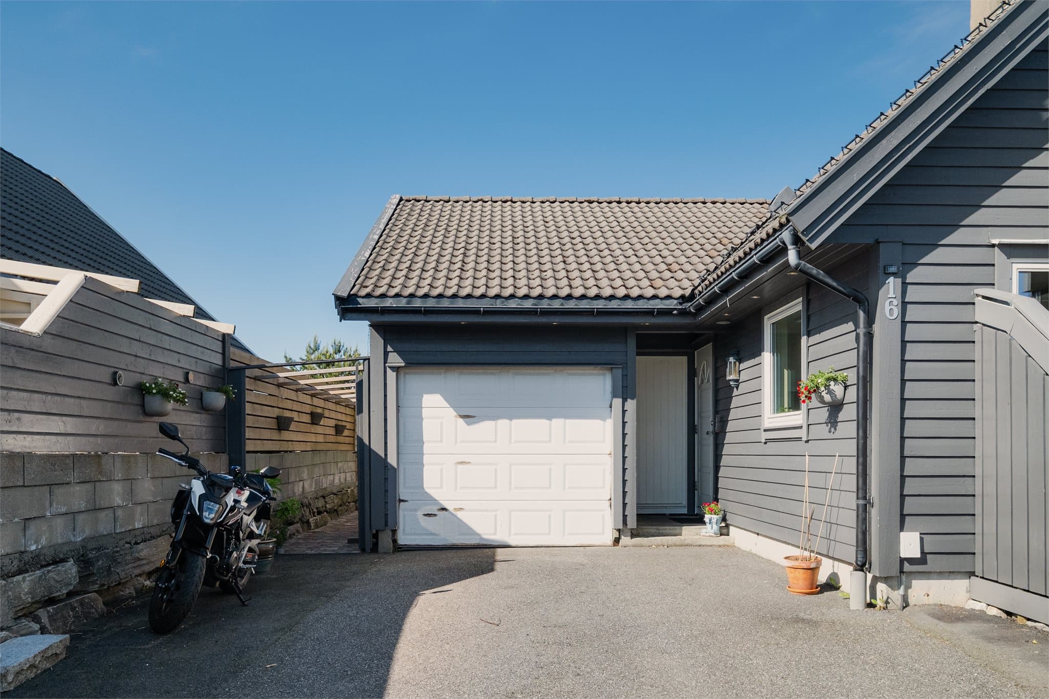 - Gode parkeringsmuligheter, med garasje på 20,5m² og biloppstillingsplass -