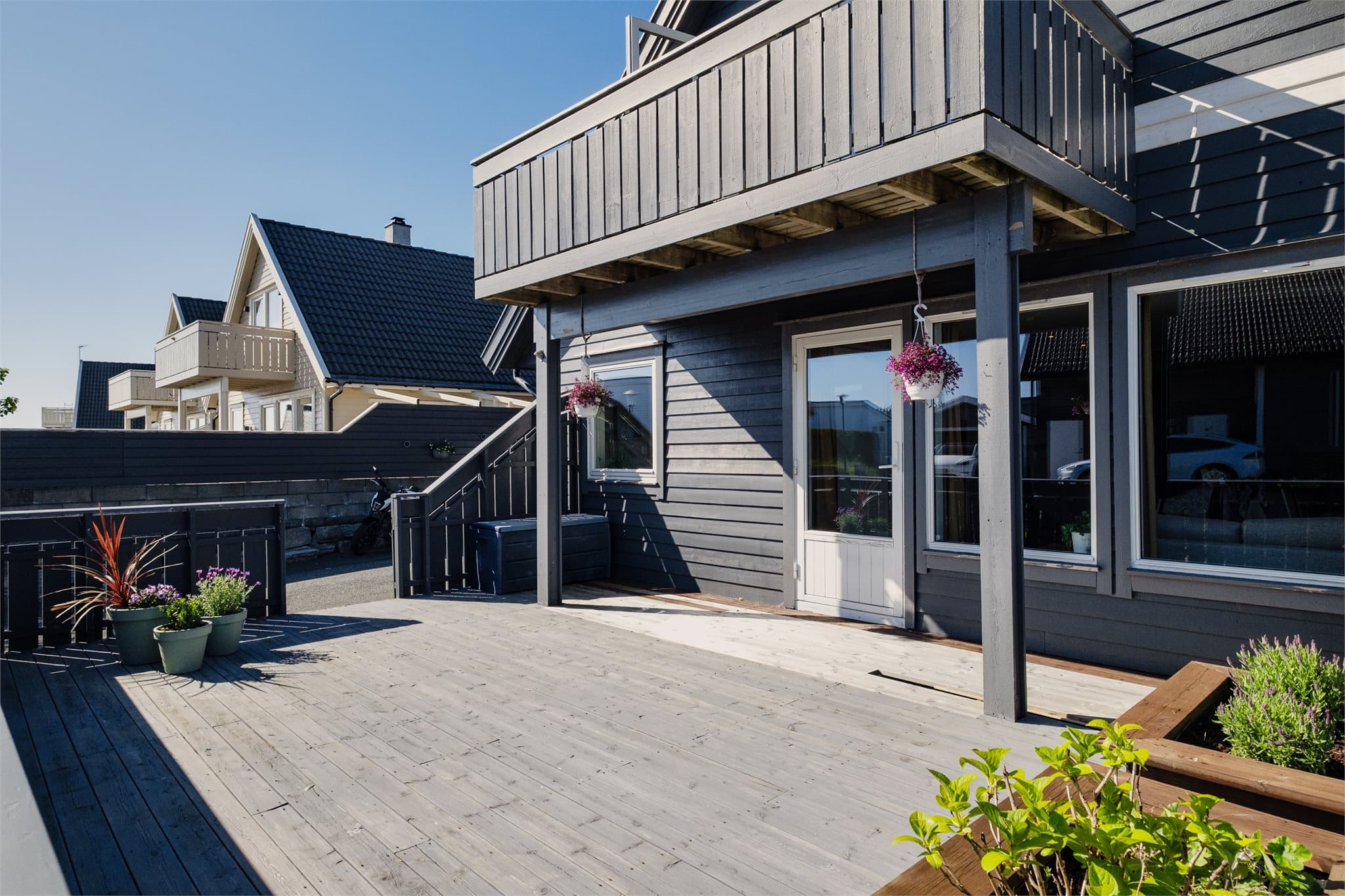 - Terrassen måler 31,6m² - God plass til ønsket utemøblement -