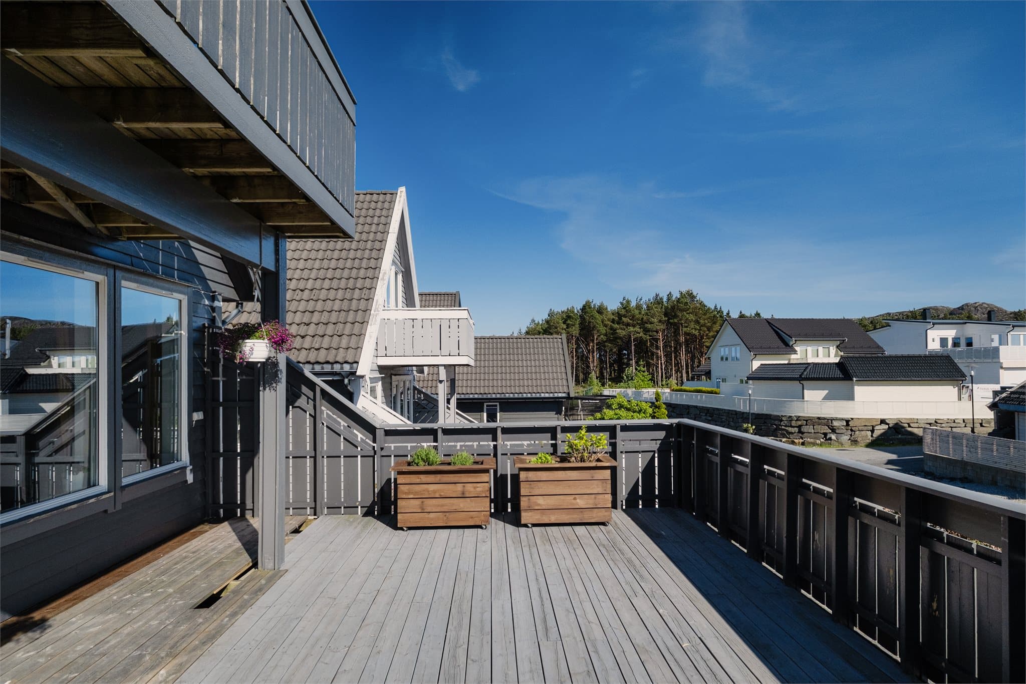 - Stuen leder direkte til en solrik og romslig terrasse -