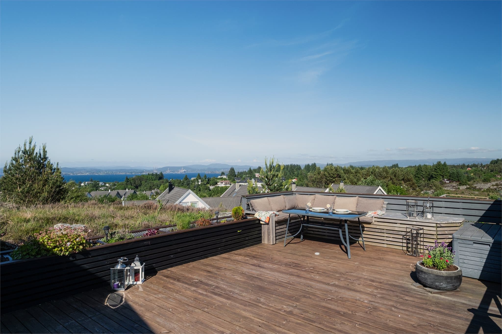 - Terrassen på baksiden av boligen måler 35,7m² og byr nydelige sol- og utsiktsforhold -