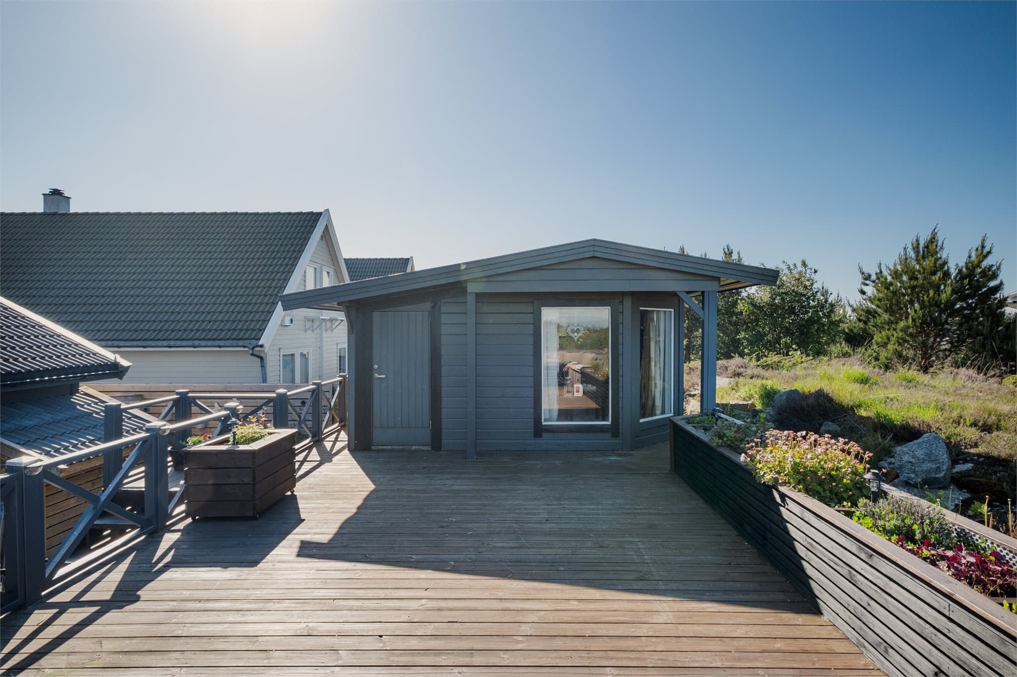 - Gode lagringsmuligheter i lysthus, innvendig og utvendig bod -