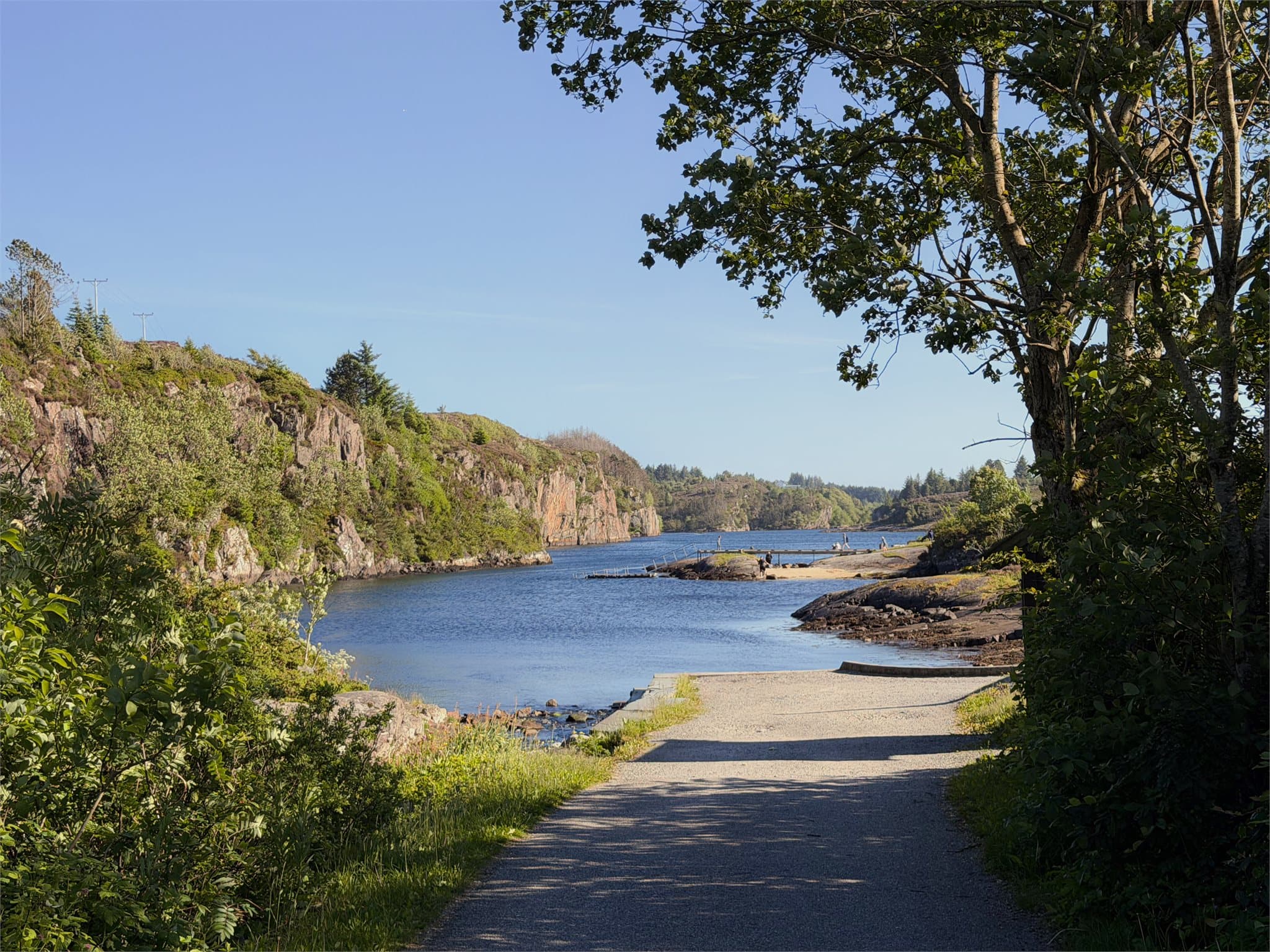 - Området byr på flotte turmuligheter som Spjeldsfjellet, Vindeneskarven og turstien langs Kvernavatnet -