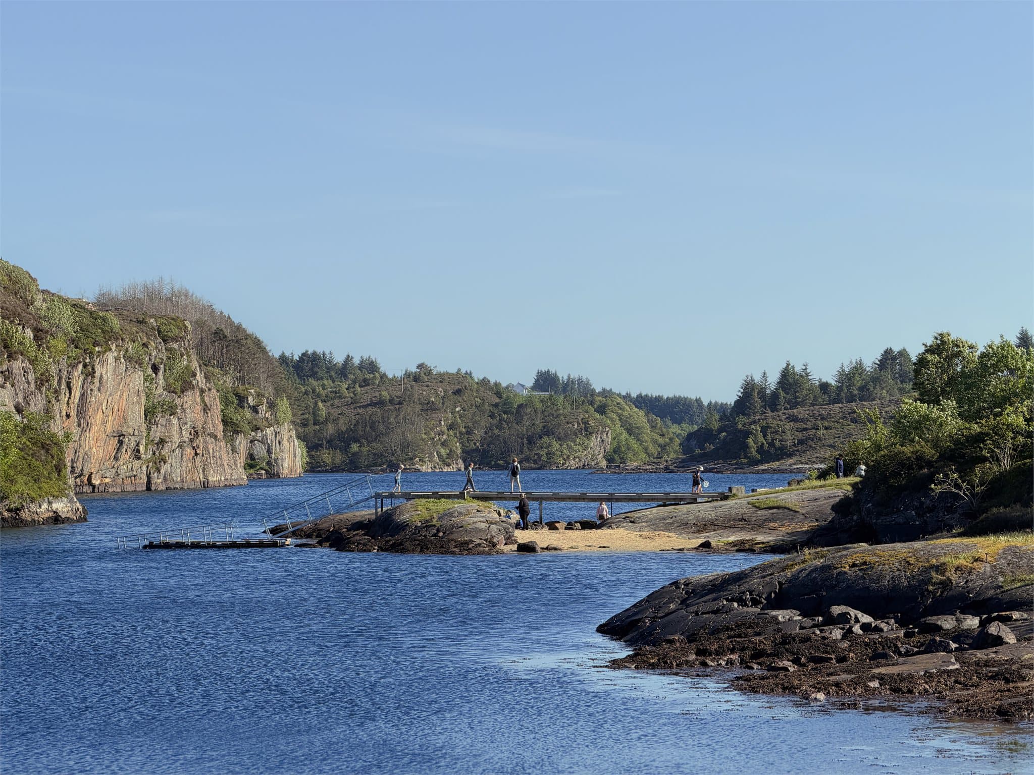 - Nyt sommermånedene på en av Ågotnes sine mange badeplasser -
