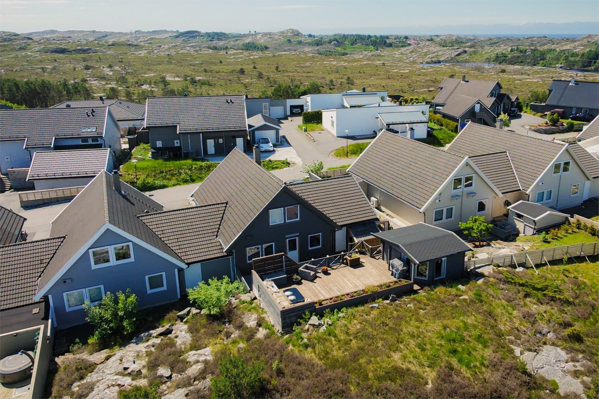 - Med natur like utenfor døren og et terrasse/balkongareal på 98m², ligger alt til rette for en nydelig tilværelse -