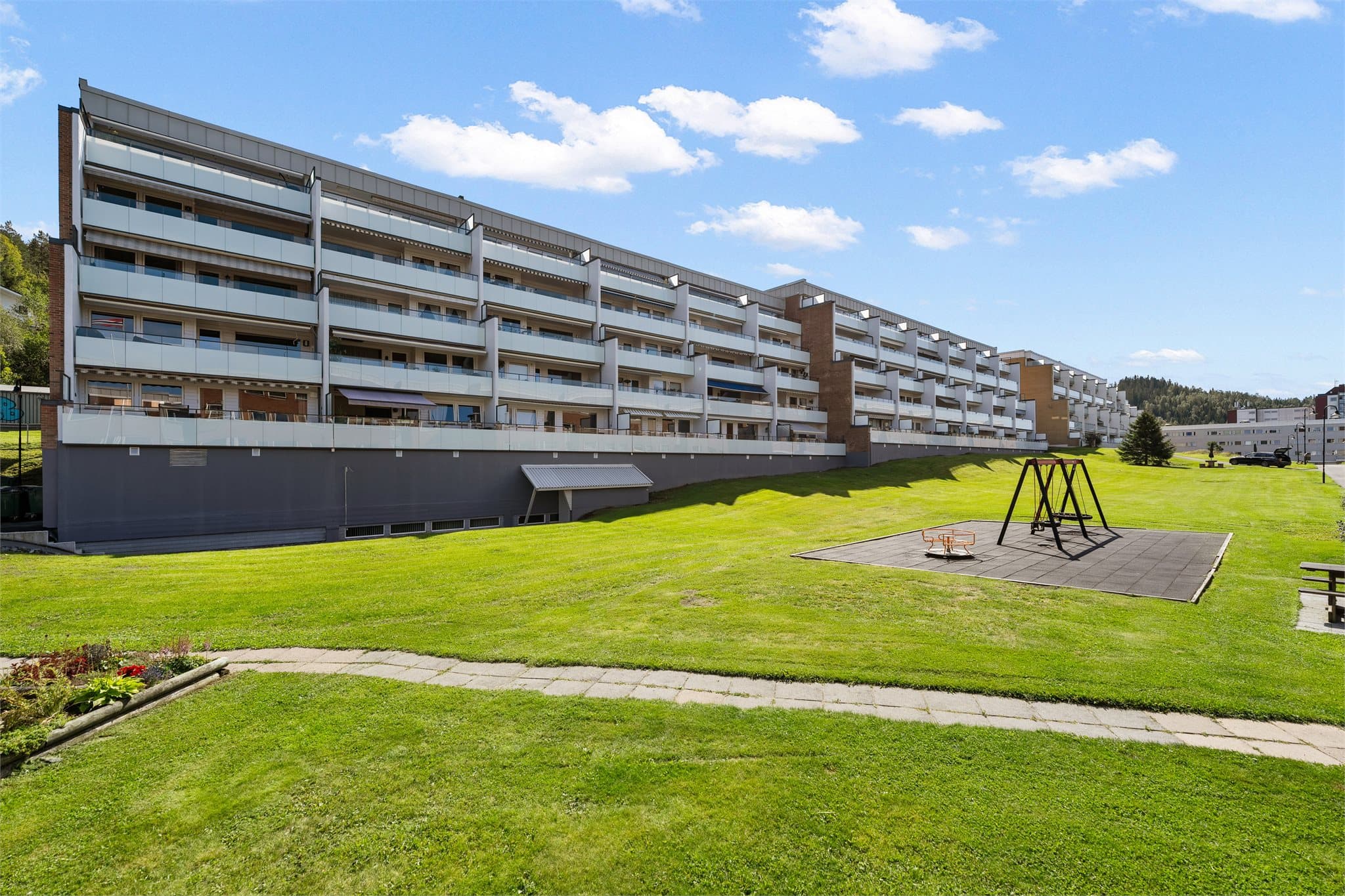 Her bor du i et familievennlig og etablert område med kort vei til skoler, barnehager, butikker, marka og bussholdeplass.