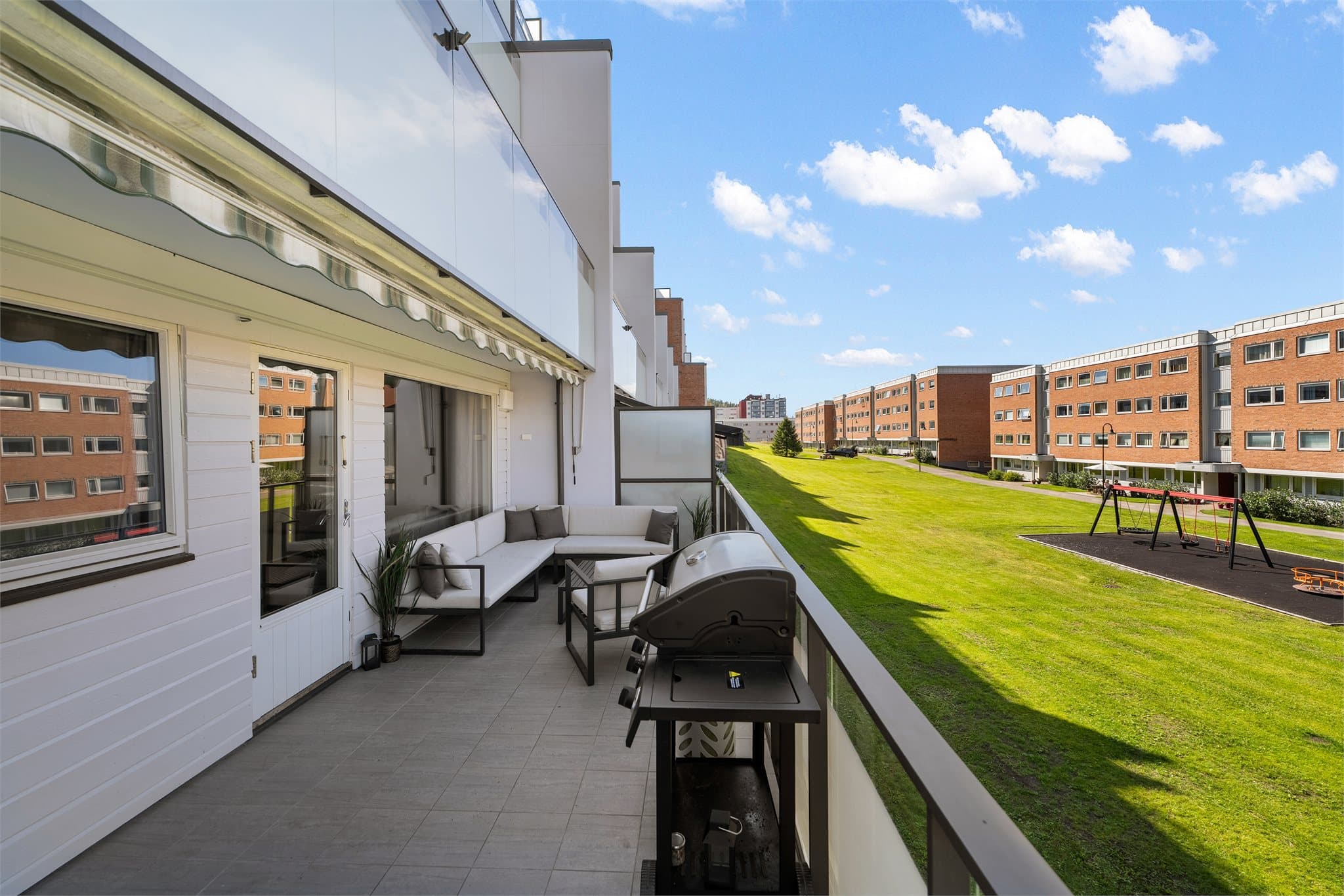 Balkongen har god plass til utemøbler, grill og beplanting. Balkongen har utvendig stikkontakt og markise.