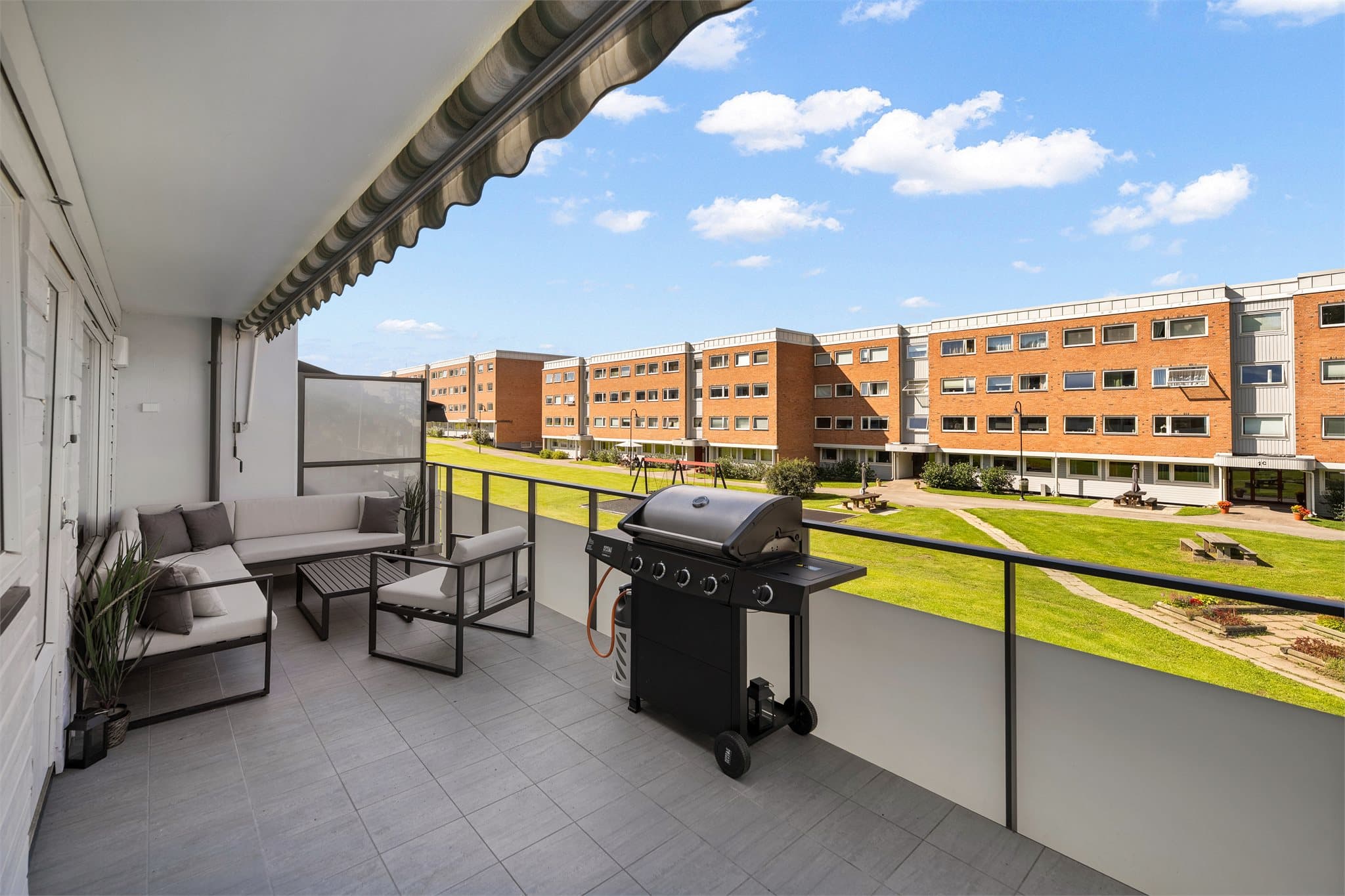 Fra stuen er det utgang til vestvendt balkong på 19 kvm, en fin forlengelse av stuen på varme sommerdager.