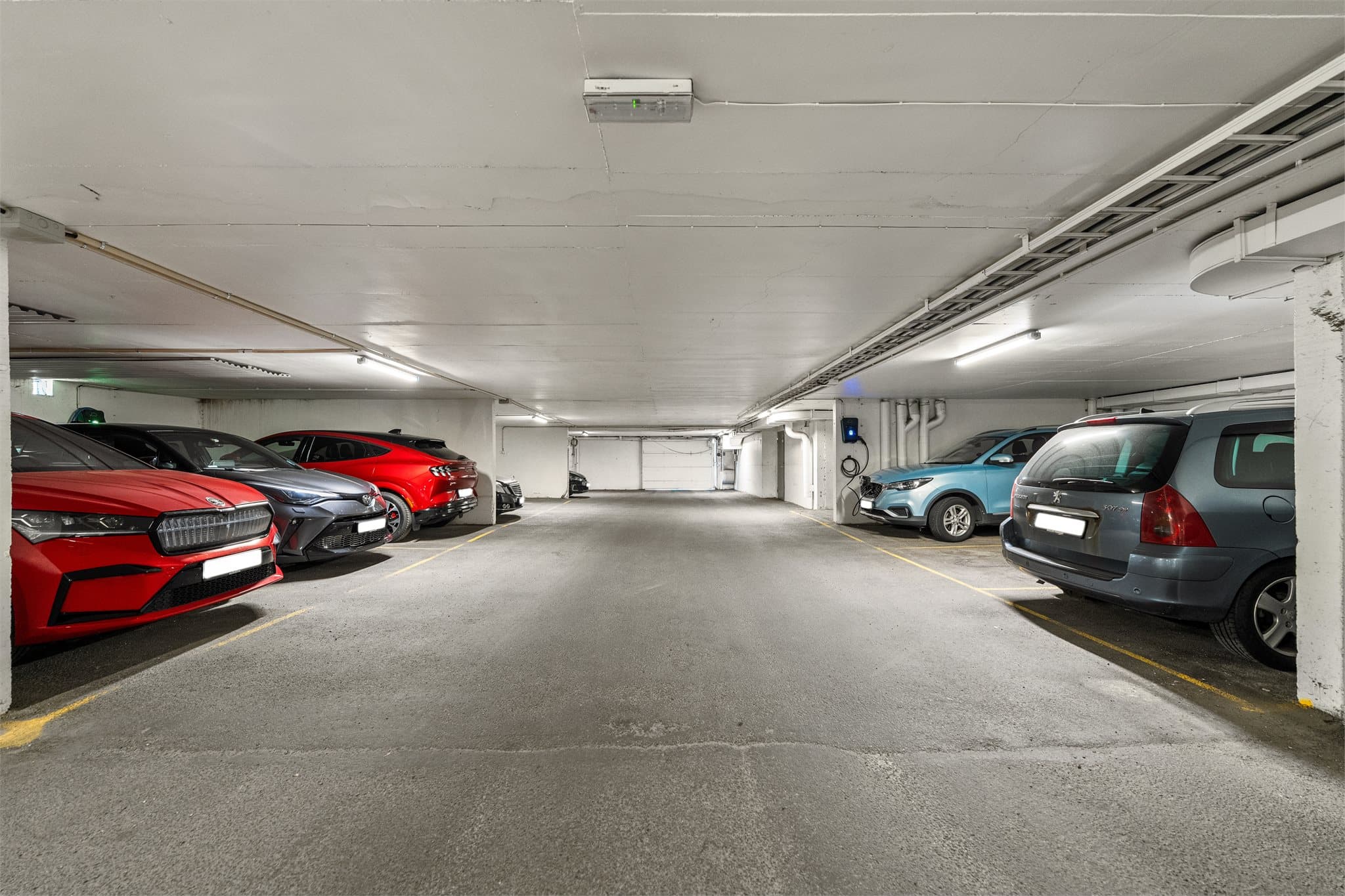 Det medfølger en garasjeplass i felles garasjeanlegg. Det er montert elbil-lader på parkeringsplassen.