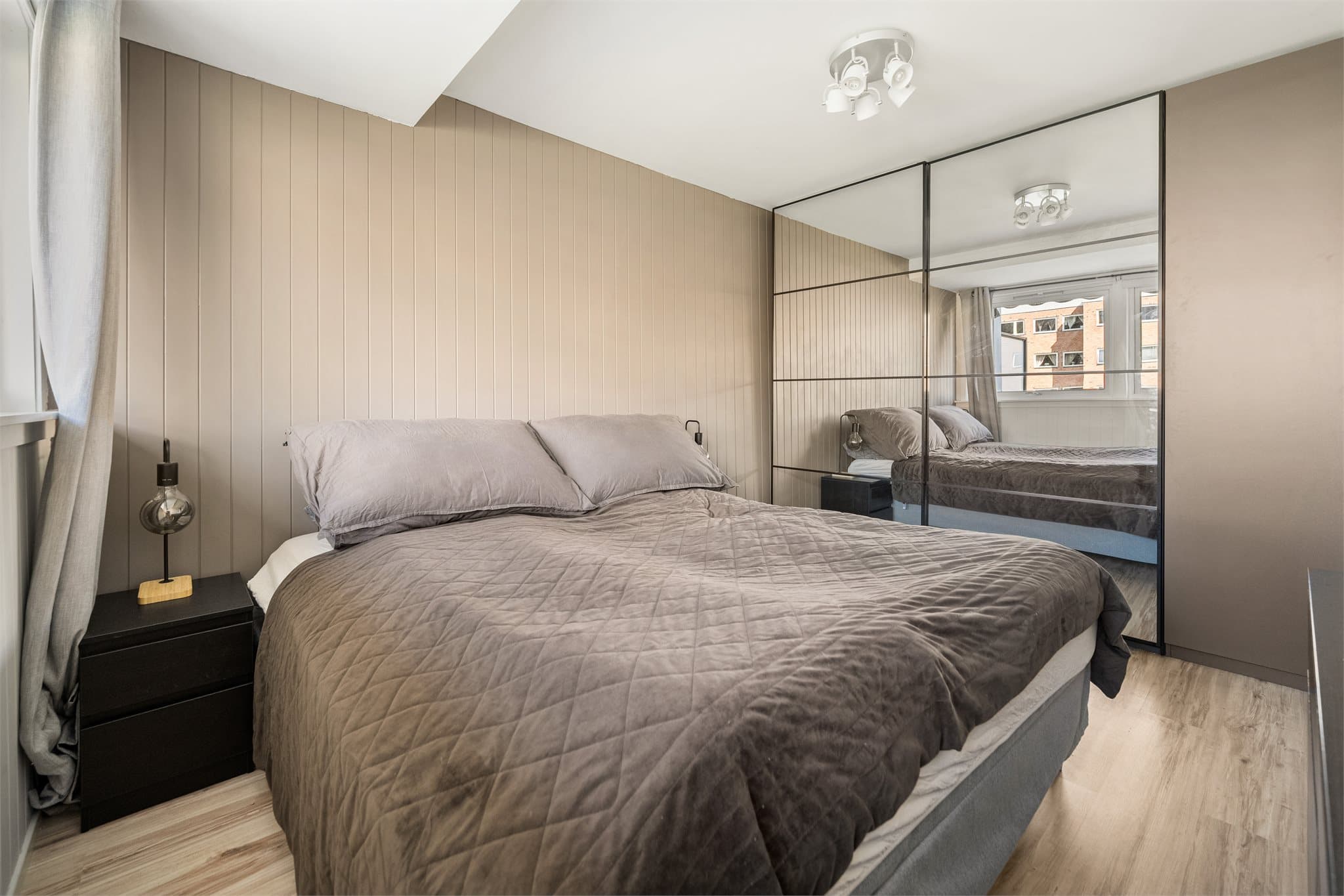 Leiligheten tilbyr ett soverom av god størrelse. Soverommet har god plass til dobbeltseng og nattbord på hver side. Det er montert praktisk skyvedørsgarderobe med speilfronter.