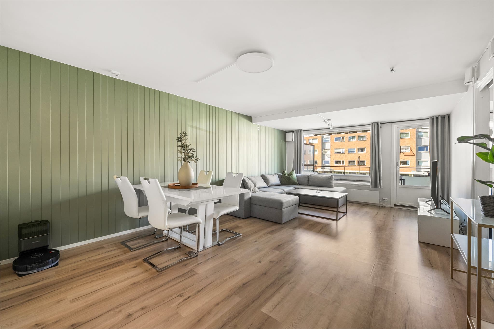 Leiligheten ligger i byggets underetasje, og tilbyr en praktisk planløsning.