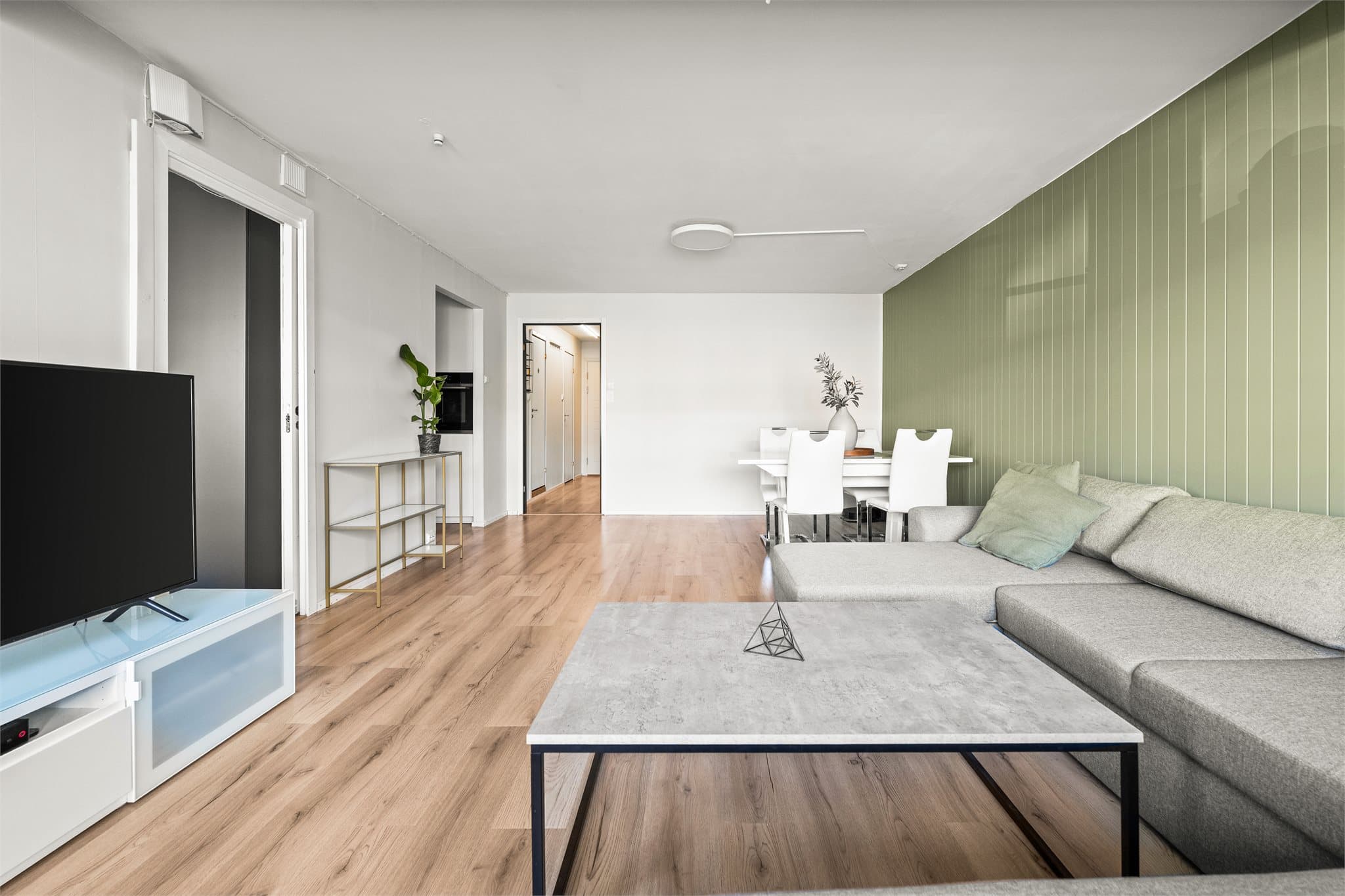 Stuen har laminatgulv og veggene er malt i behagelige og lyse fargetoner.