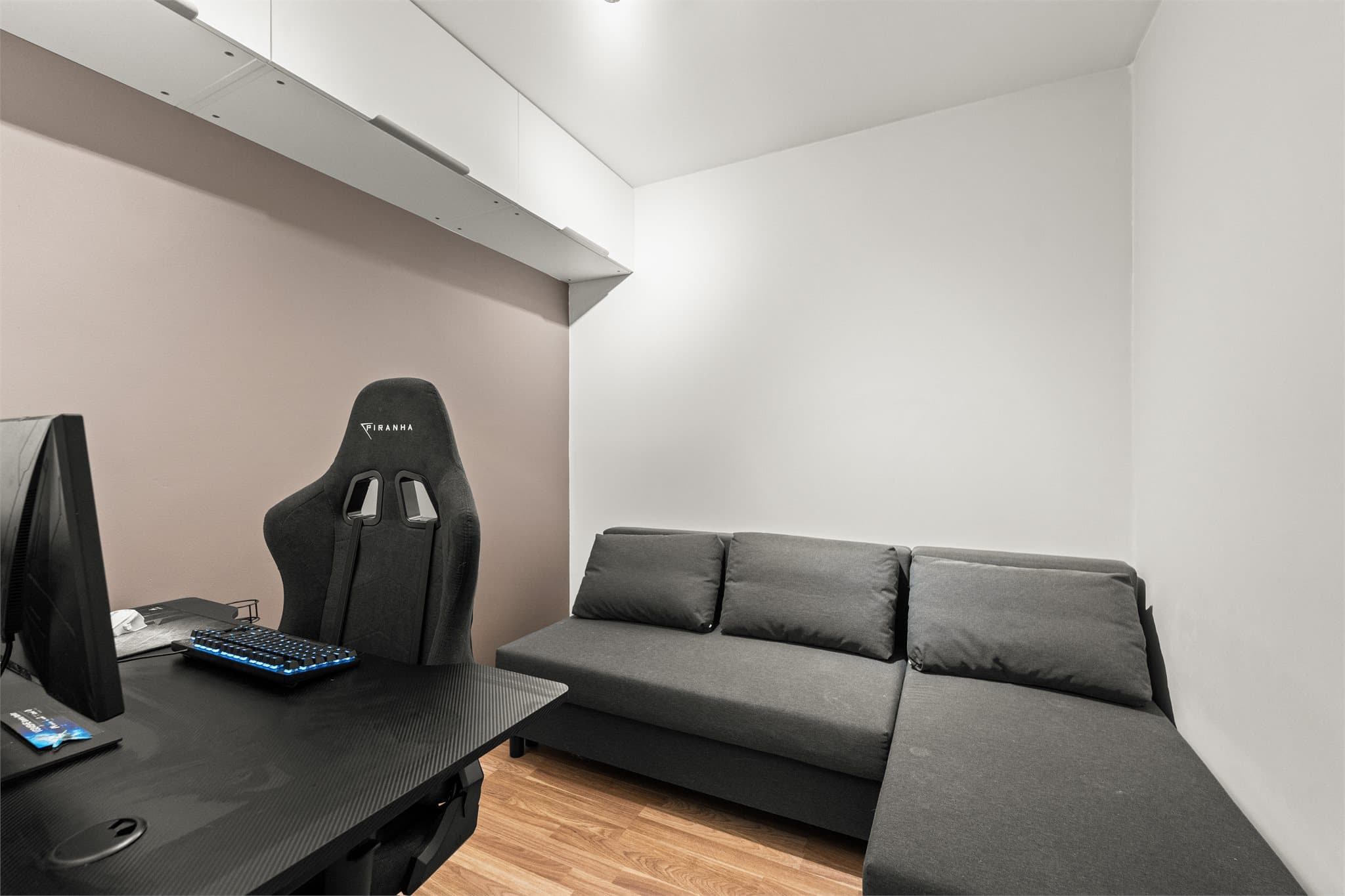 Innvendig bod som i dag benyttes som kontor (Gjøres oppmerksom på at rommet ikke er godkjent for varig oppholdsrom).