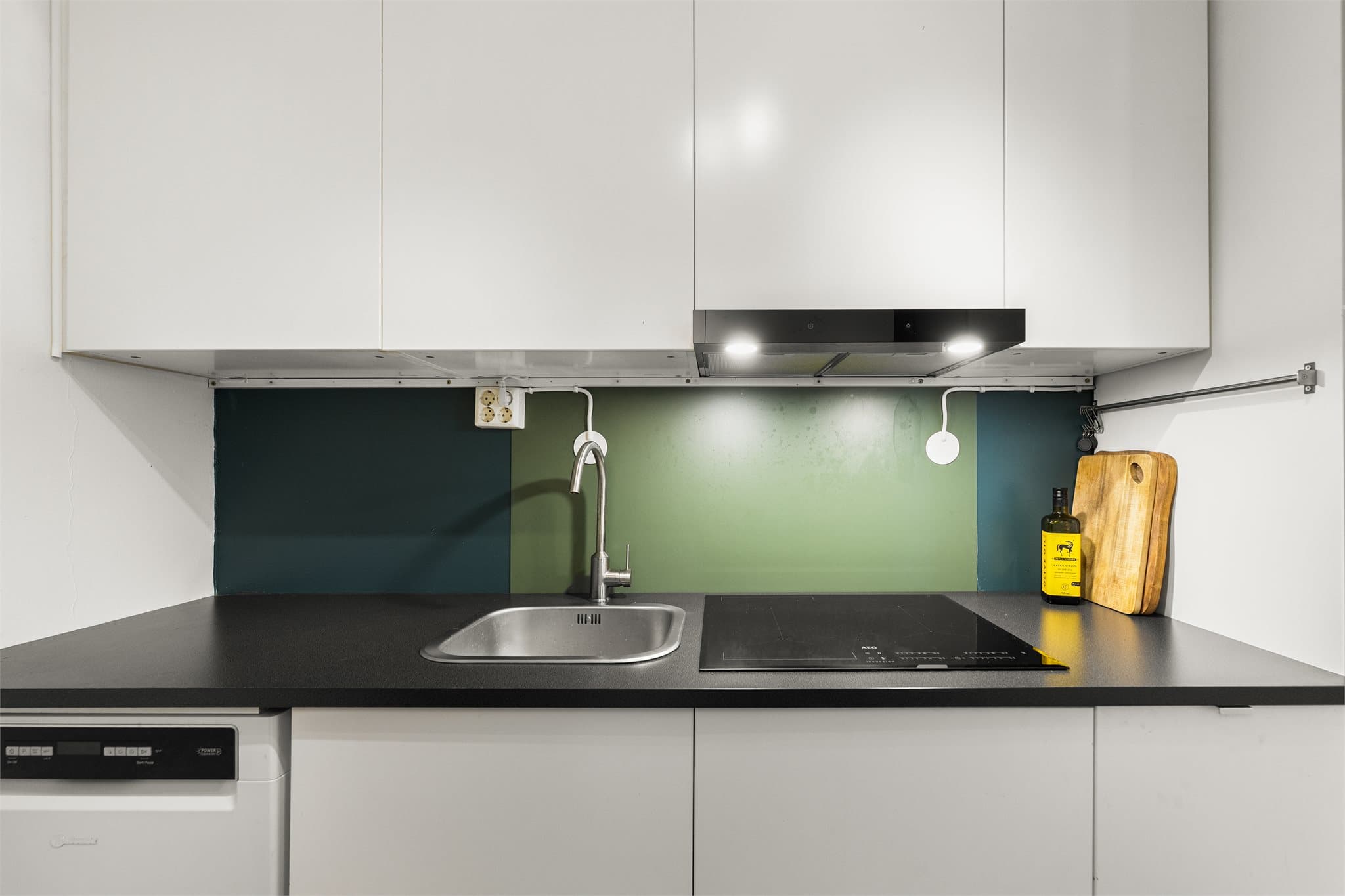 Det er integrert stekeovn og platetopp. Ellers frittstående oppvaskmaskin og kombiskap.