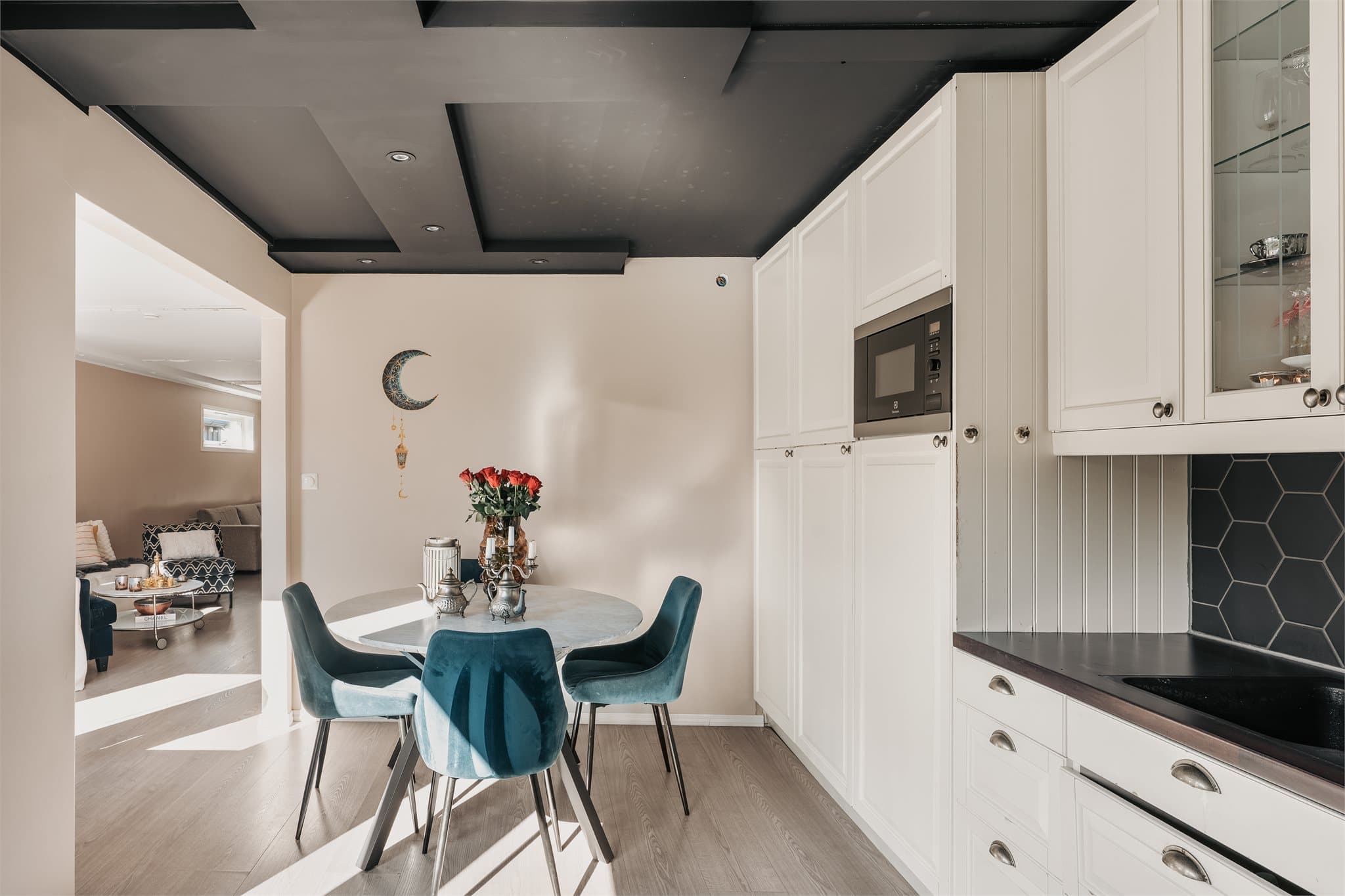 På kjøkkenet er det plass til egen spisegruppe.
