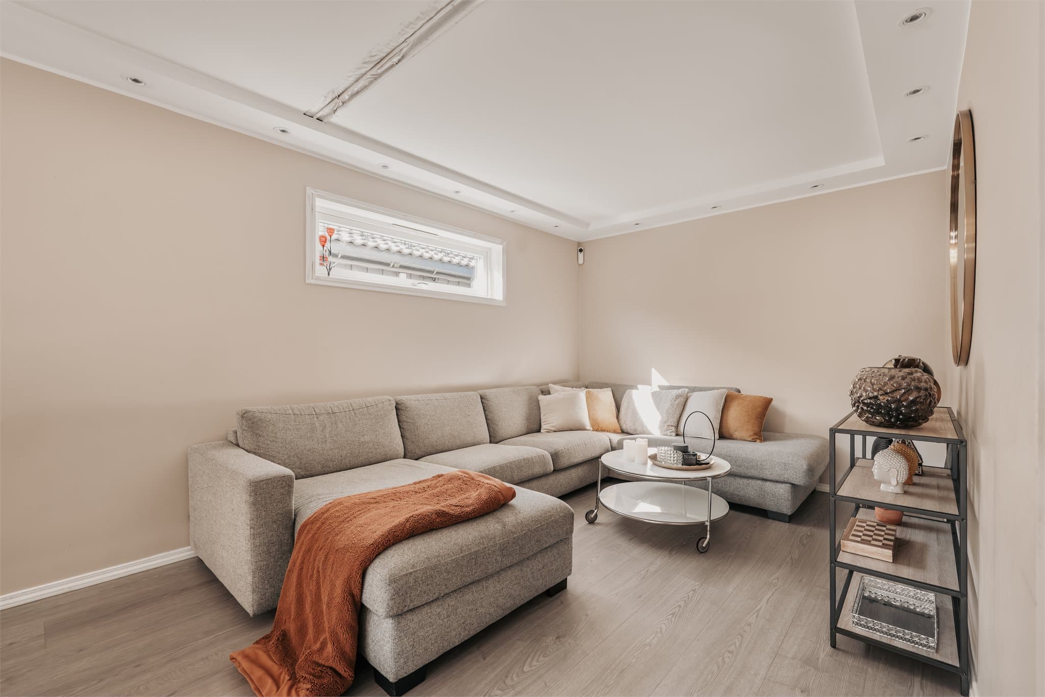 Det gjenstår noe arbeid for å ferdigstille himlingen i stuen.