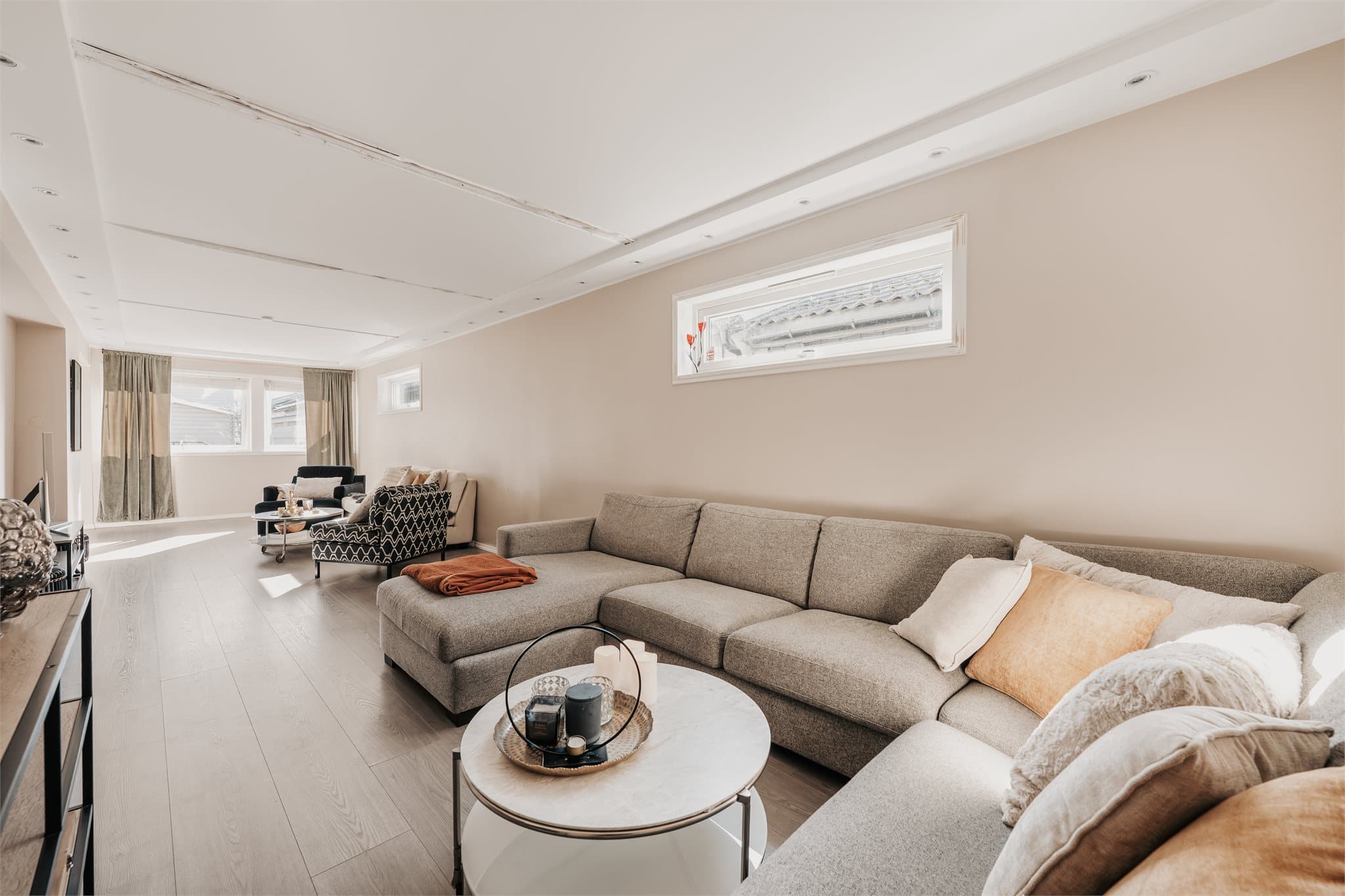 Landskronaveien 314 er et pent rekkehus over to plan, med en attraktiv og barnevennlig beliggenhet. Boligen har de siste årene gjennomgått store innvendige oppgraderinger.