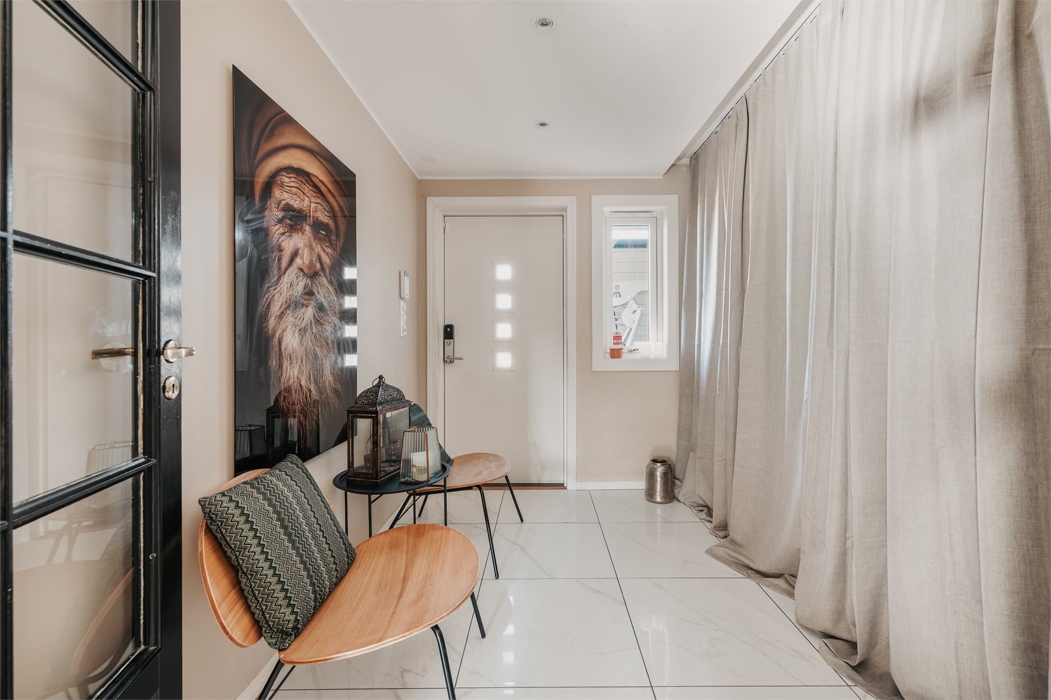 Her har man også mulighet til å sette inn skyvedørsgarderobe om ønskelig. Det er fliser på gulvet med gulvvarme.