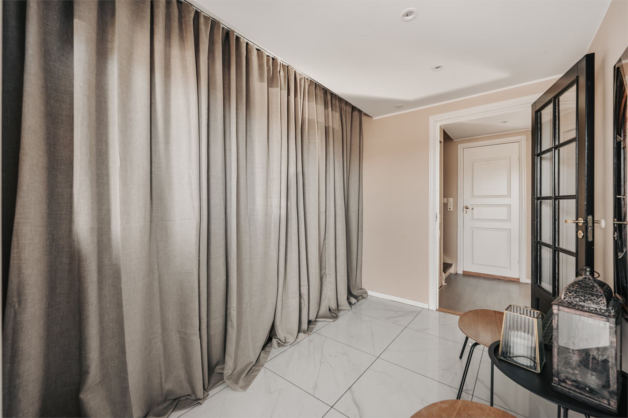 Det første rommet som møter deg er entrèen. Her er det god plass til å henge fra seg yttertøy i praktisk garderobeløsning.