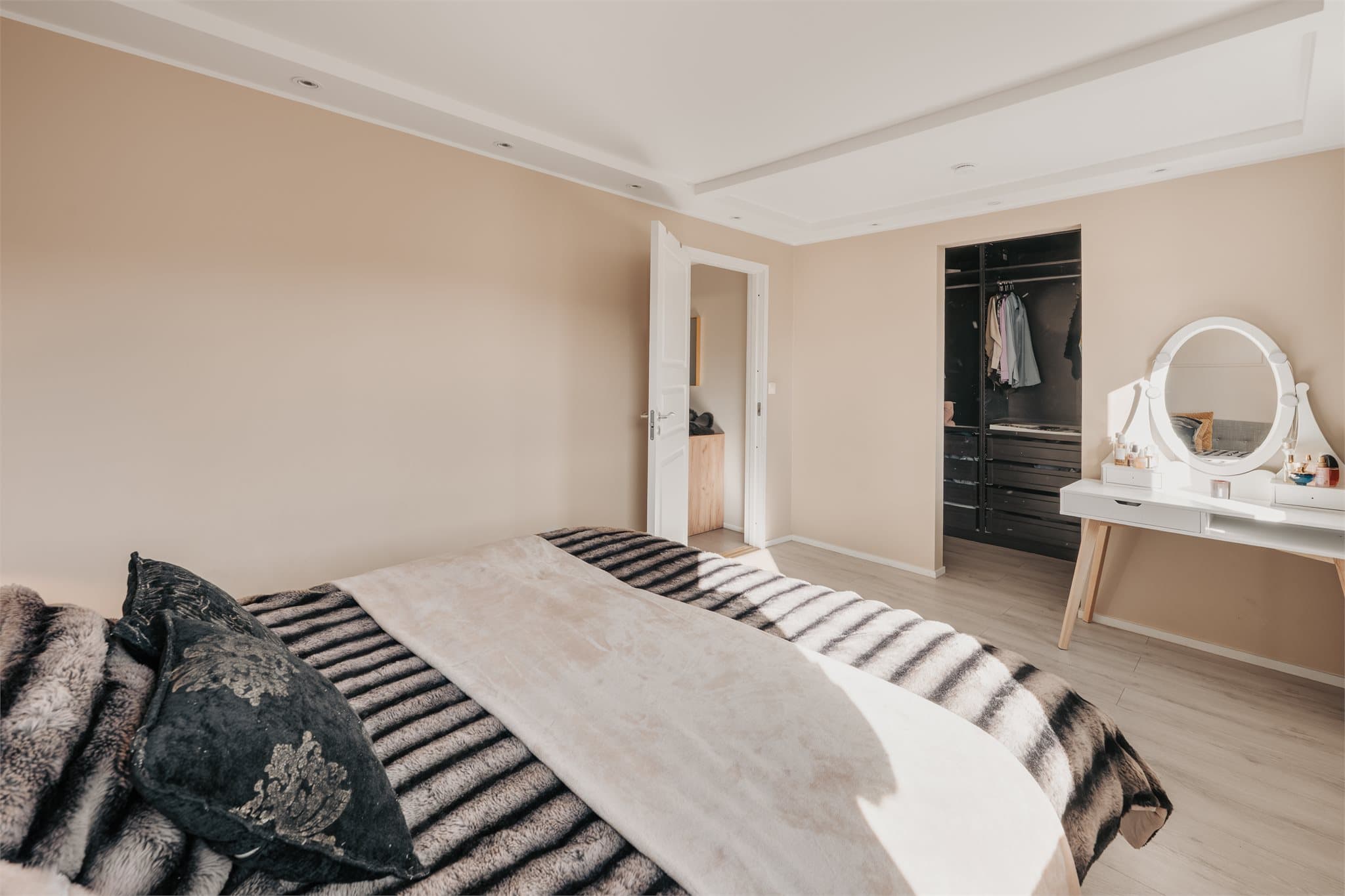 Hovedsoverommet er tilknyttet eget baderom og walk-in garderobe.
