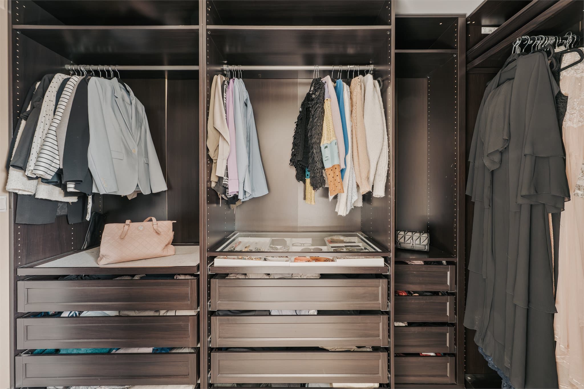 Godt med oppbevaringsplass i walk-in garderobe.