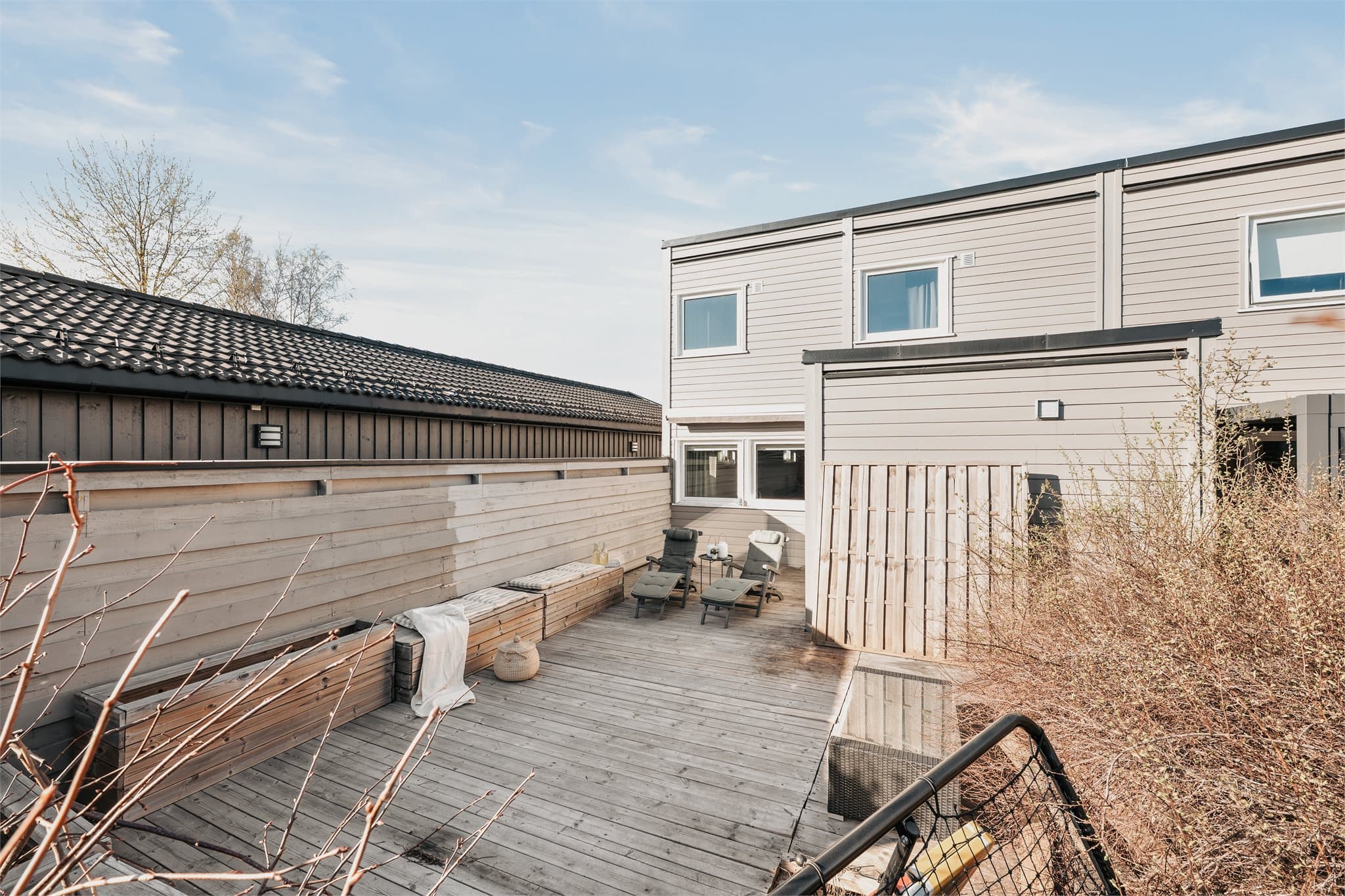 Fra stuen er det utgang til en markterrasse på ca. 32,2 kvm. Her er det god plass til utemøbler, beplantning og grill.