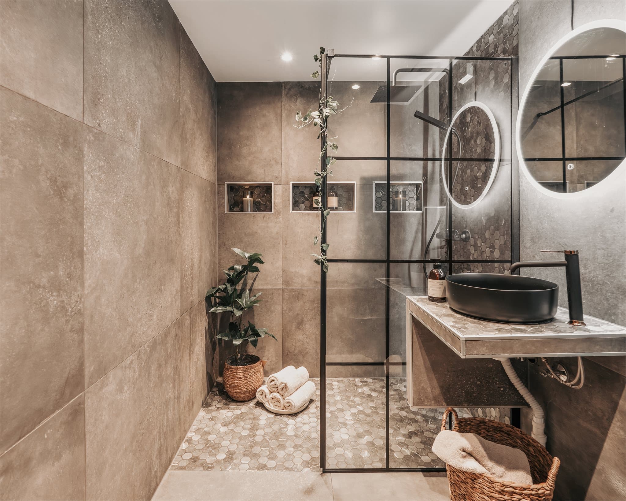 Badet i 2.etg er tilknyttet hovedsoverommet. Badet er et lekkert, helfliset baderom med plassbygget servant hylle med servant bolle, og rundt speil over.