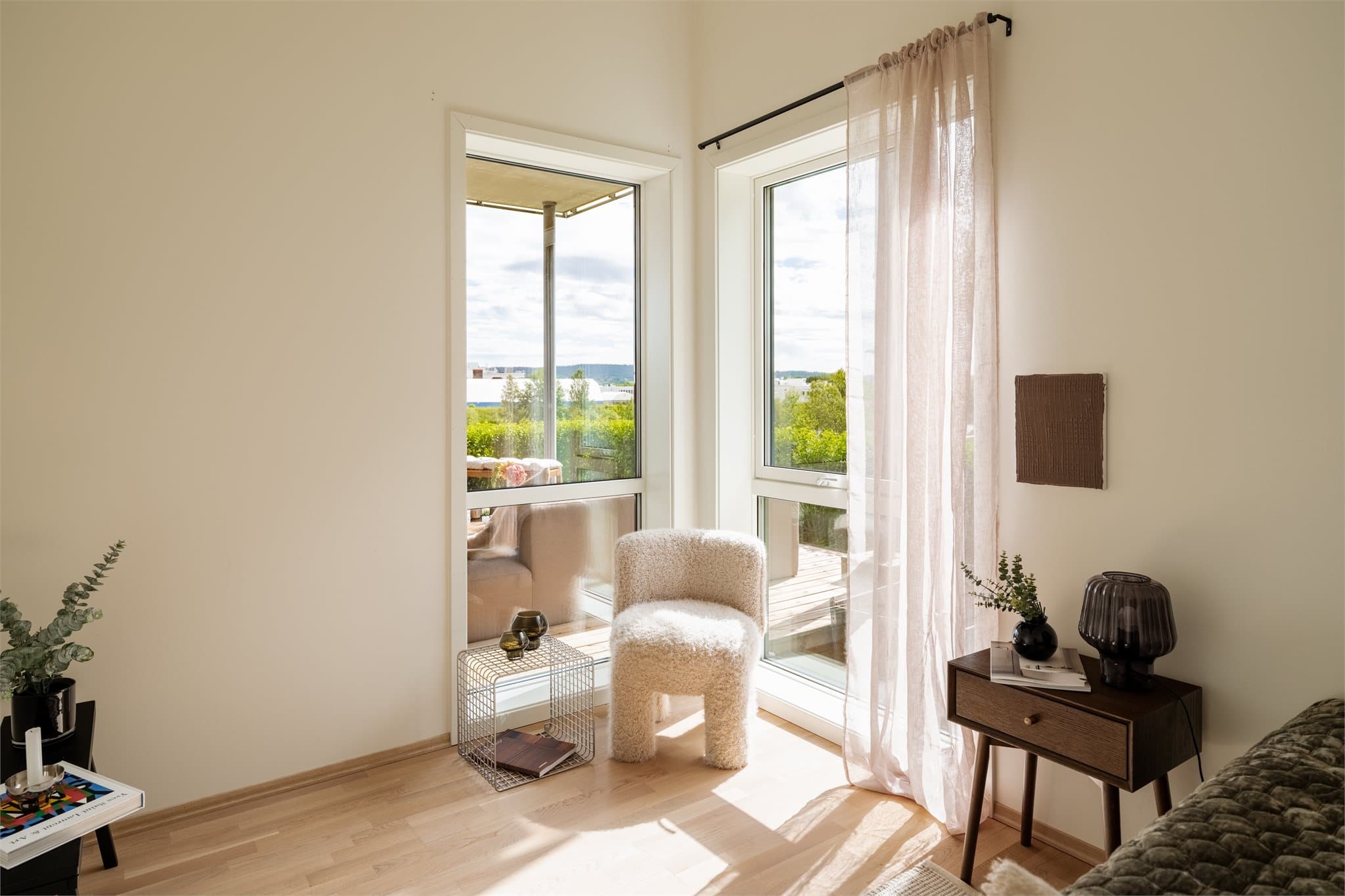 Vinduene i leiligheten er 3-lags glass fra 2019, som isolerer godt.