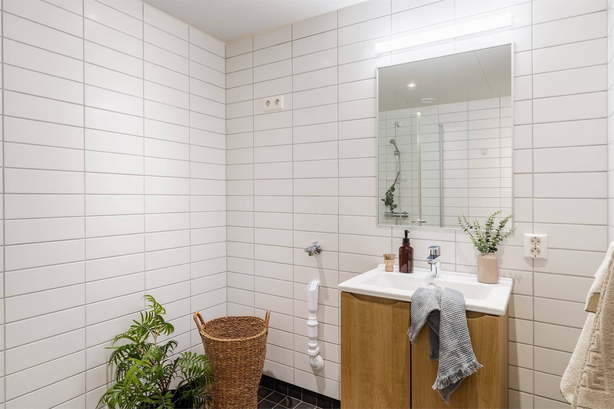 Badet har opplegg for vaskemaskin og mekanisk avtrekk.