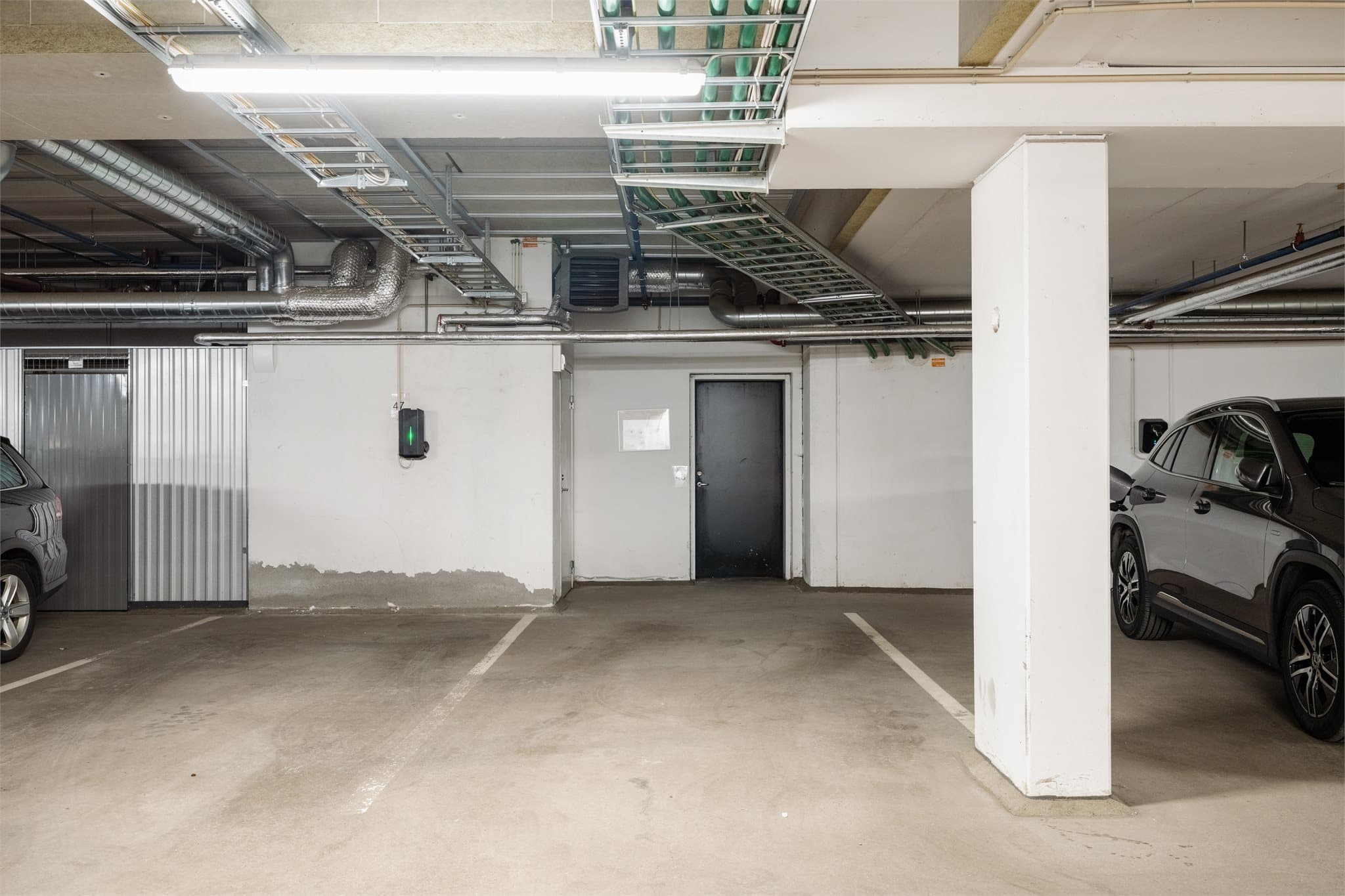 Det medfølger en fast parkeringsplass, merket nr. 48, i garasjeanlegget.