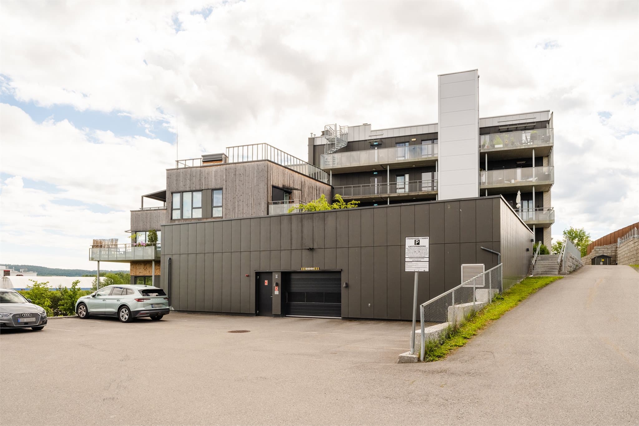 Direkte adkomst til felles garasjeanlegg fra bygget.