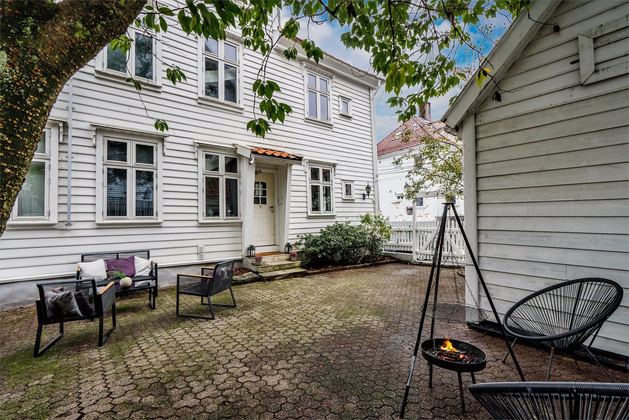 Sentral beliggenhet med kort vei til butikk, skole og busstopp -