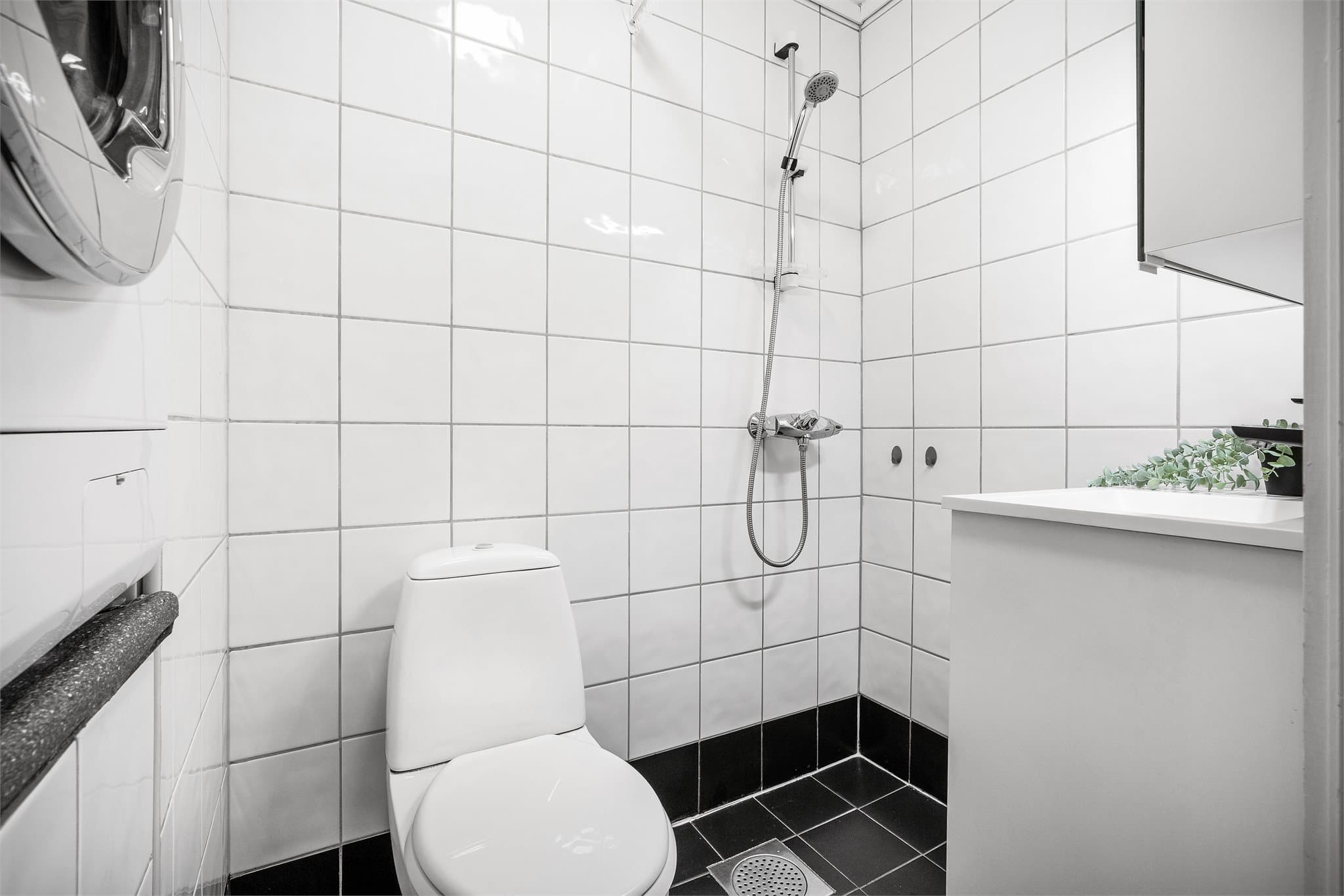 - Helfliset baderom som måler 2,2m² -