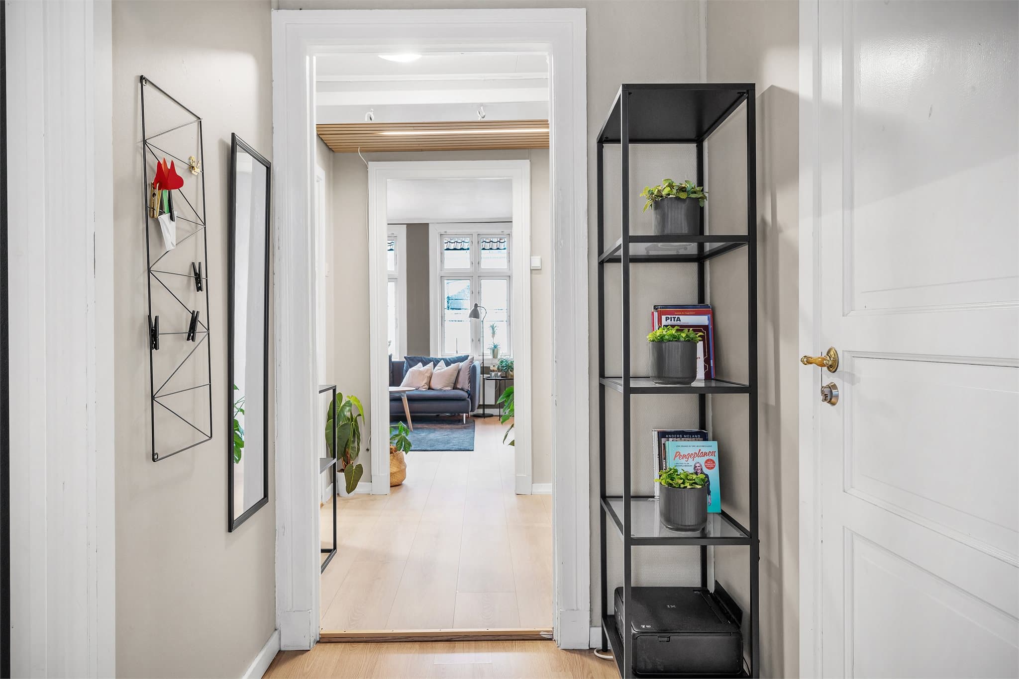 - Mellomgang tar deg til soveromsfløien i etasjen -