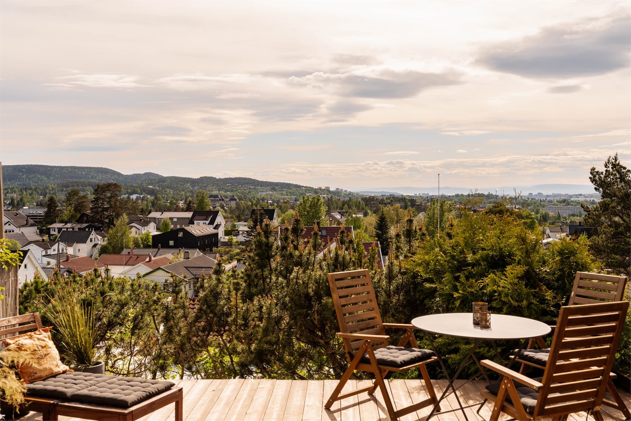 Selger opplyser om solforhold fra 10.30-21.00 sommerstid. Helt magisk sted å bruke sommerdagene sine.