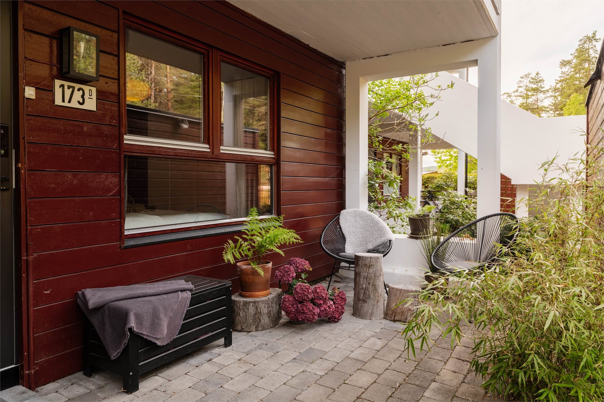 Uteplassen ved inngangen er på ca. 13 m² og har plass til en liten sittegruppe.