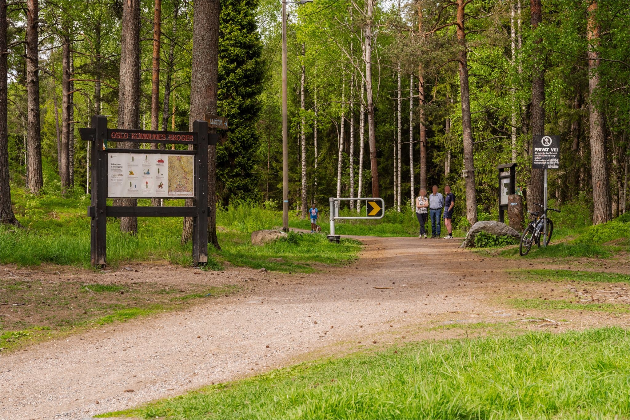 Her starter turen rett utenfor døren. Skiløyper kjøres opp daglig om vinteren, og om sommeren er det flotte tur- og sykkelmuligheter.