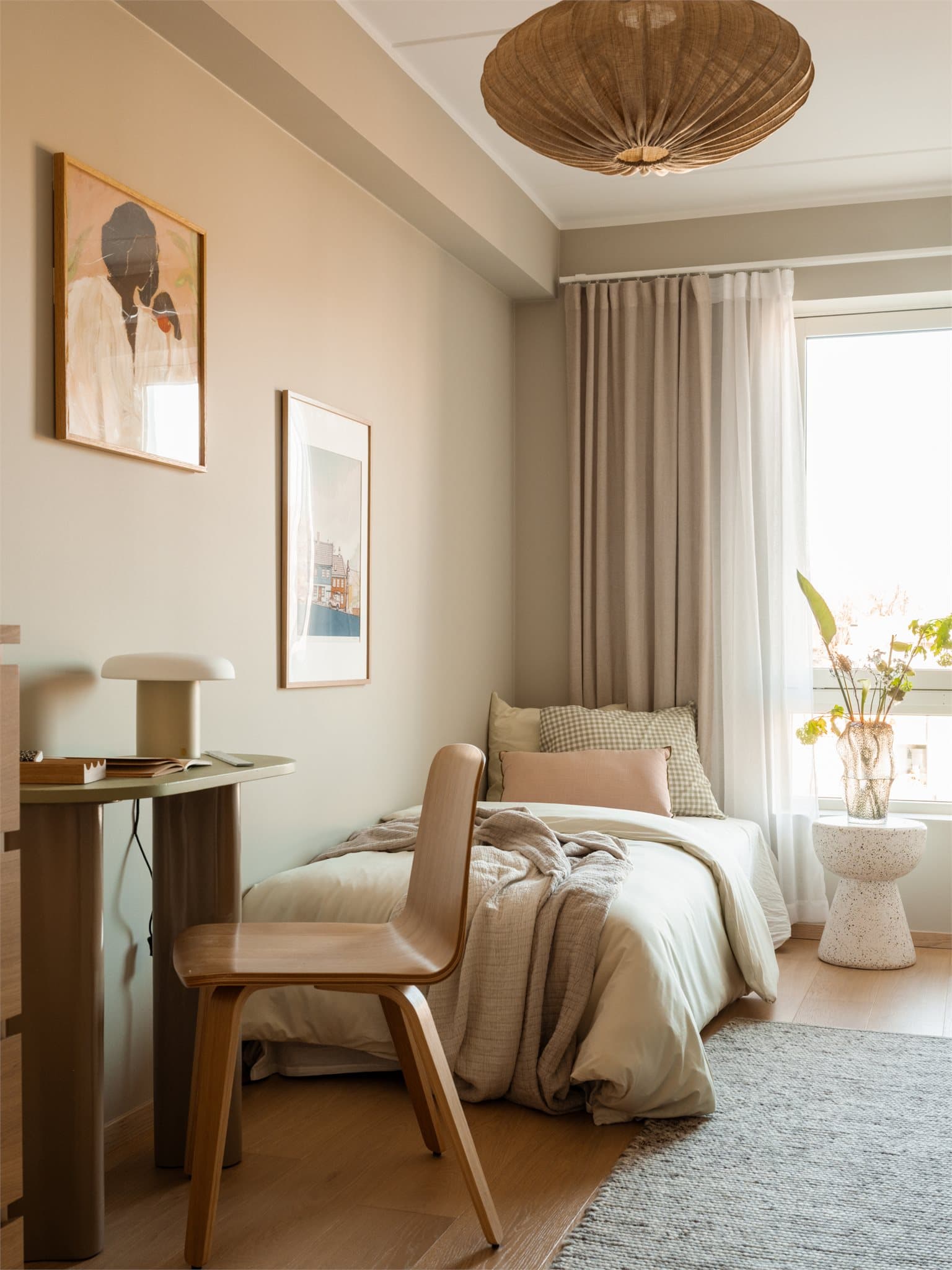 Innbydende soverom med plass til seng og skrivebord.