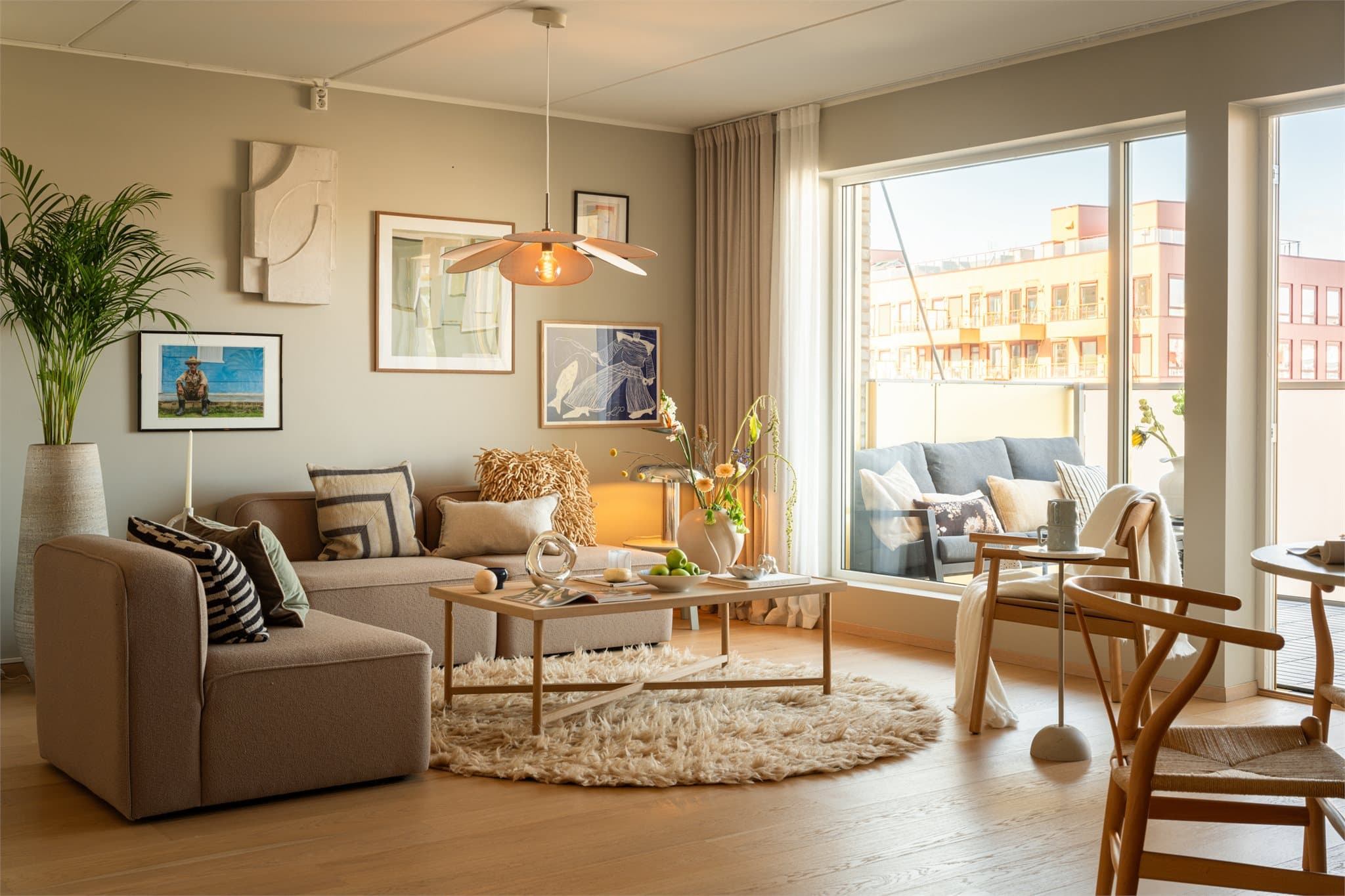 Planløsningen er svært god, med en naturlig inndeling som gjør det enkelt å møblere.