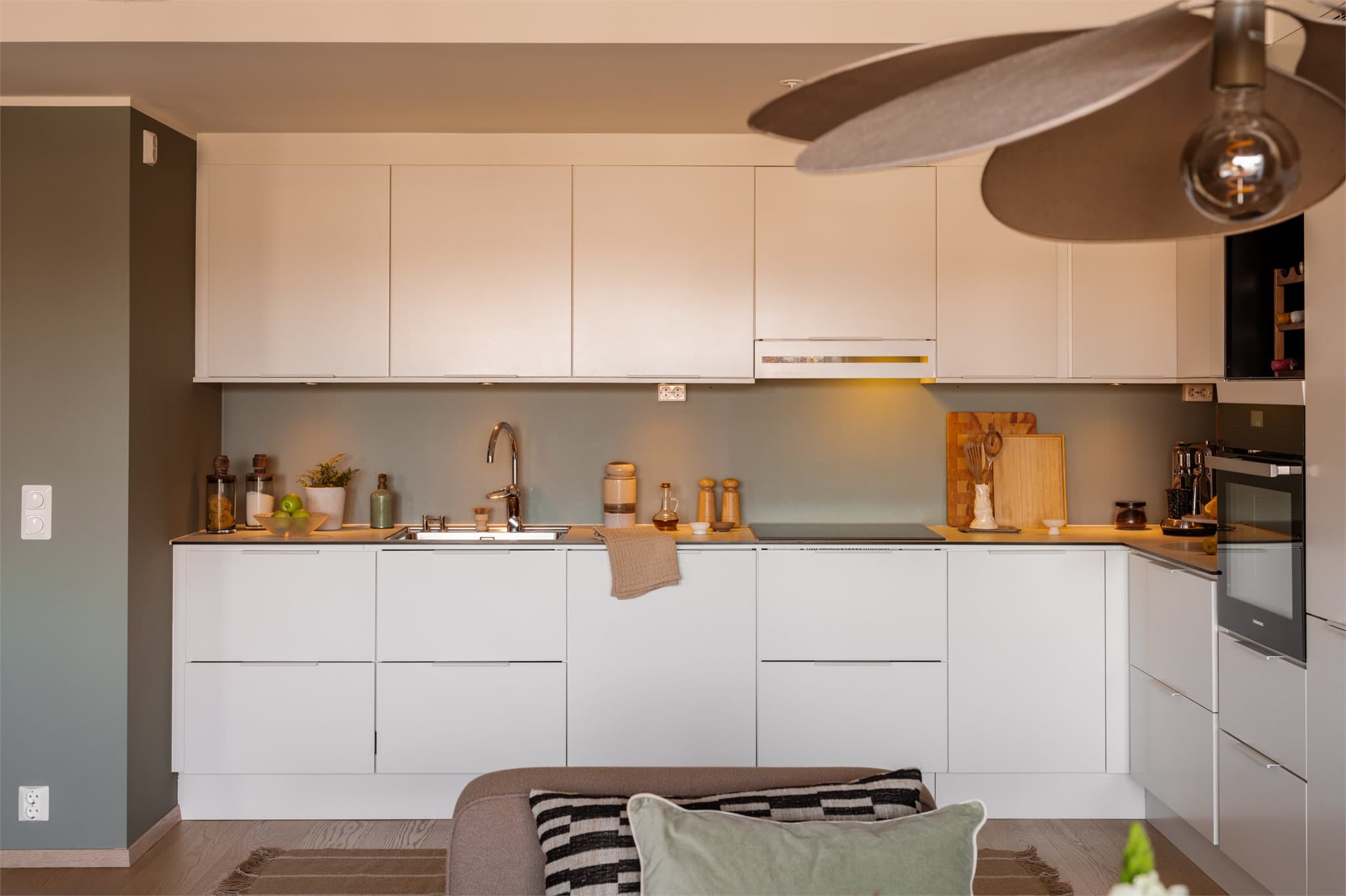 Det er rikelig med skap- og benkeplass.