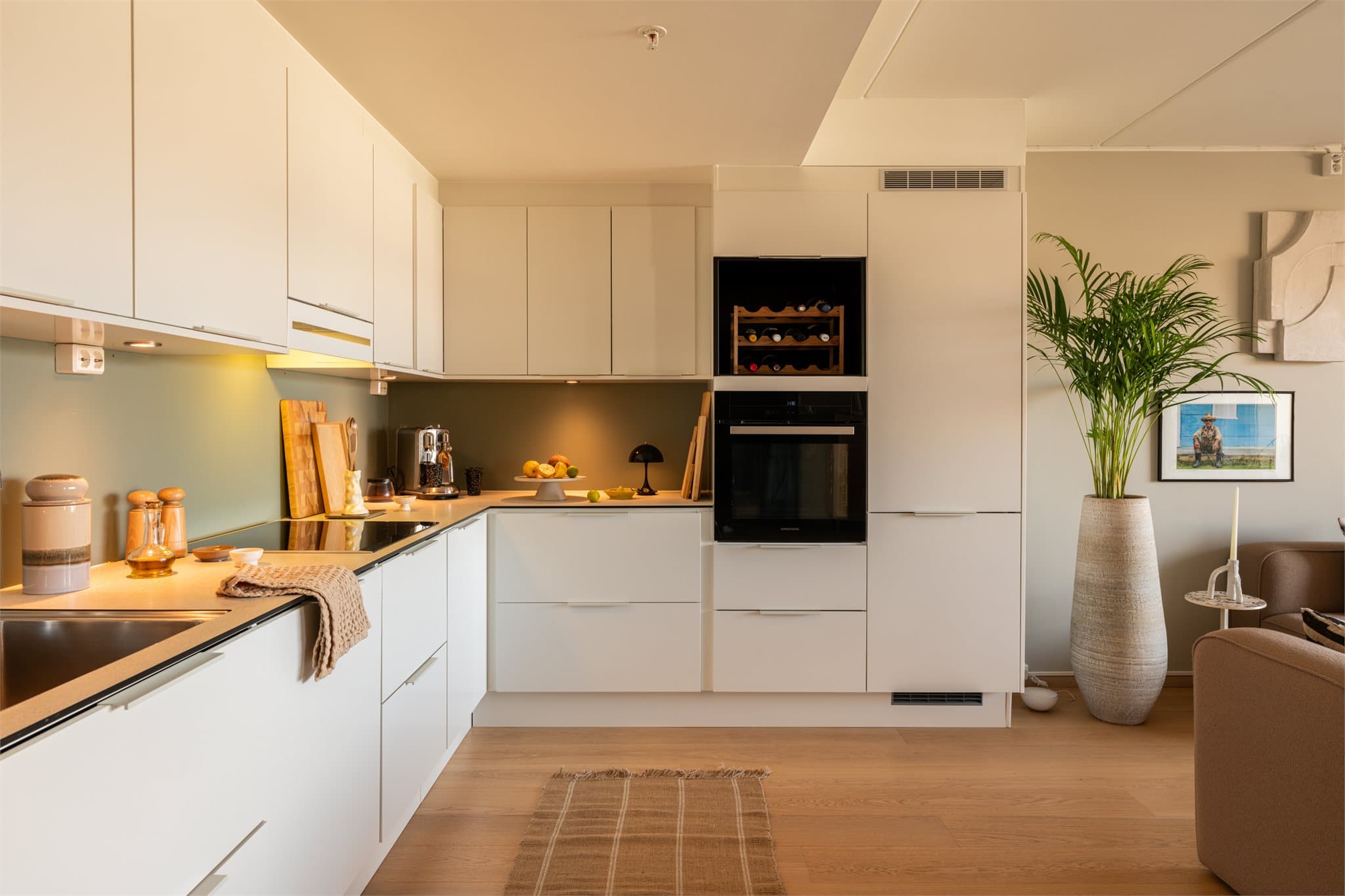 Kjøkkenet har en lekker benkeplate av høykompositt i 10 mm tykkelse.