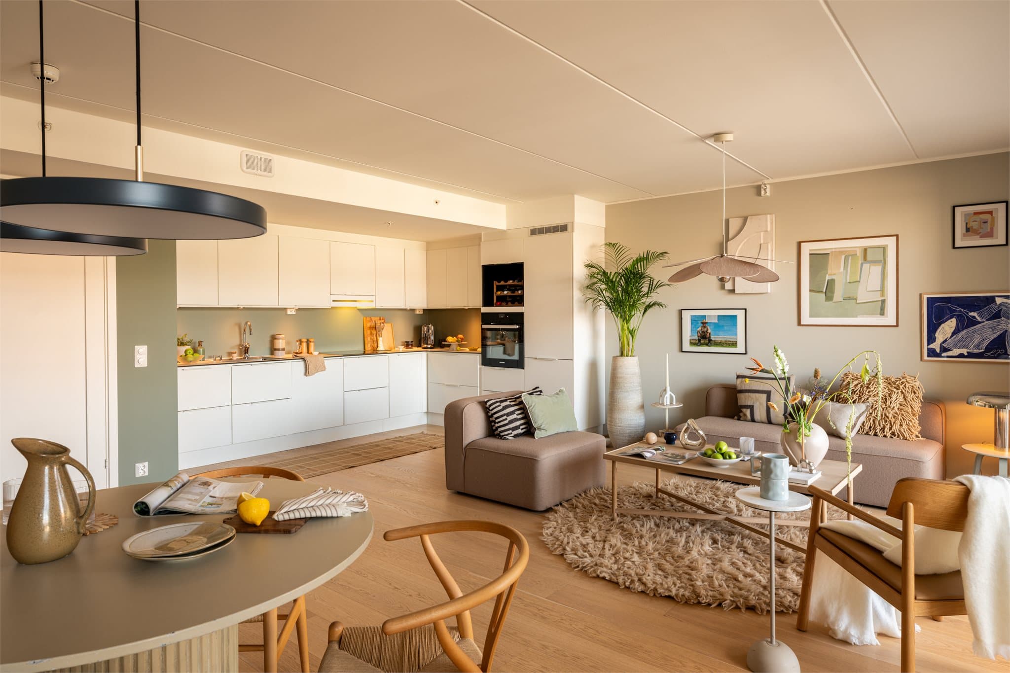 Et flott oppholdsrom med kjøkken i åpen løsning.