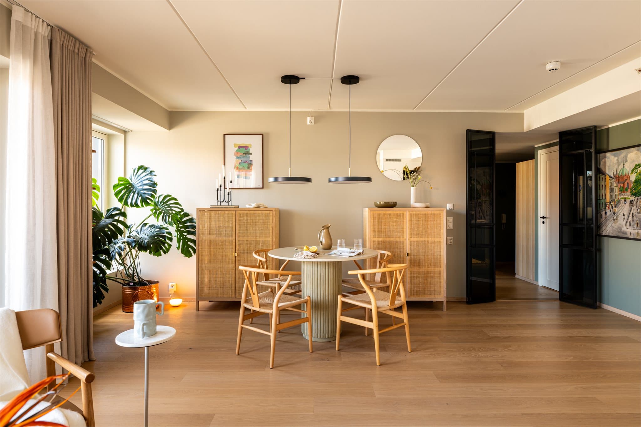 Spisebordet får en naturlig plassering og det er god plass til mange gjester.