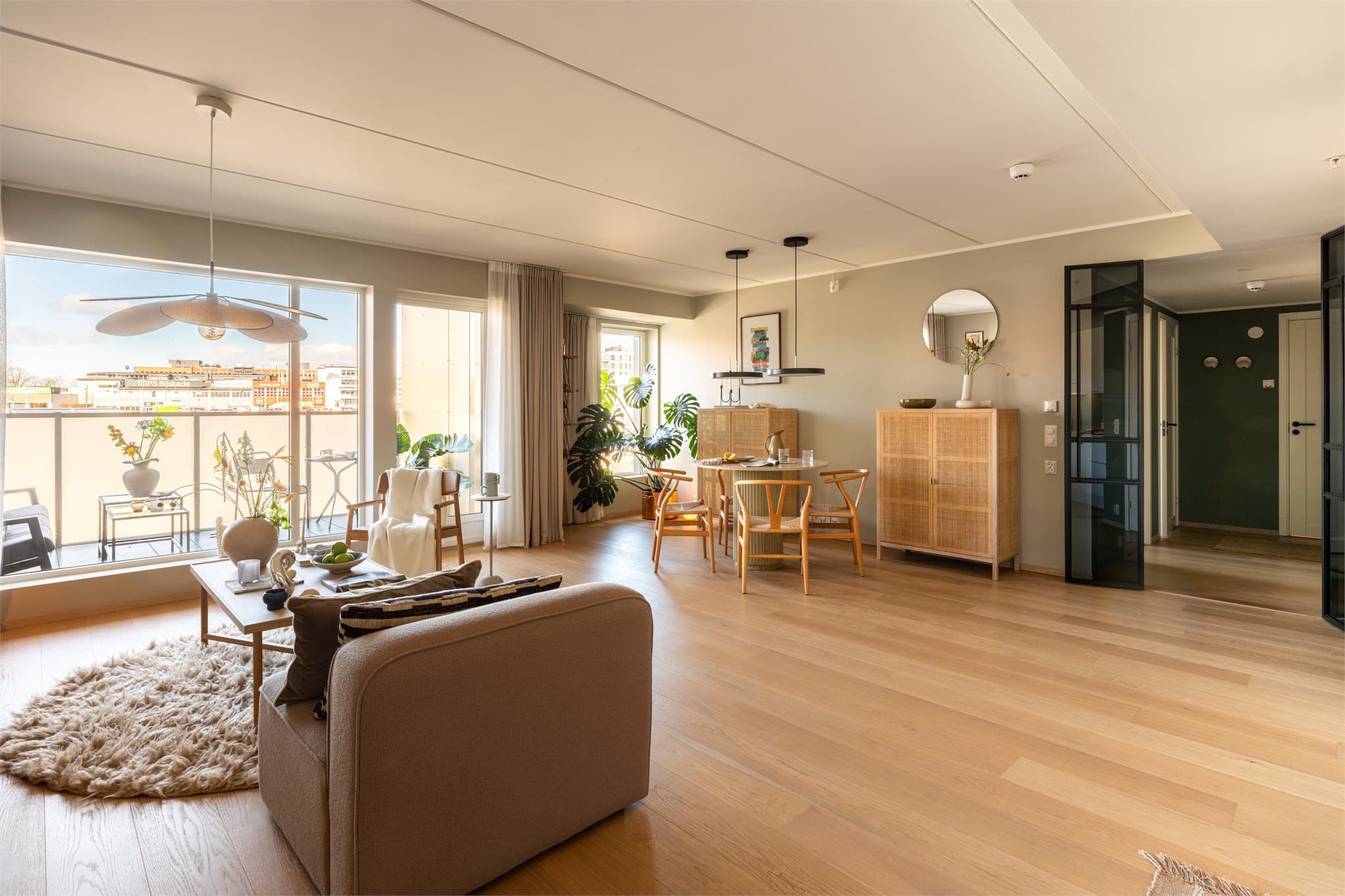 Legg merke til de flotte smijernsdørene som skiller oppholdsrommet fra gangen.