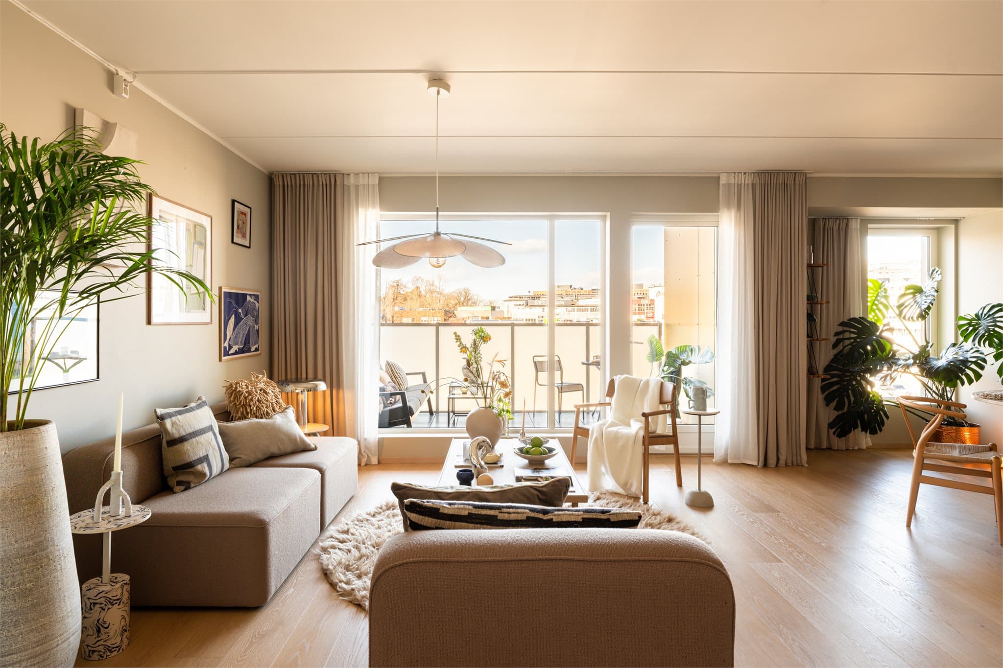 Et luftig og meget innbydende oppholdsrom med spesielt store vindusflater.