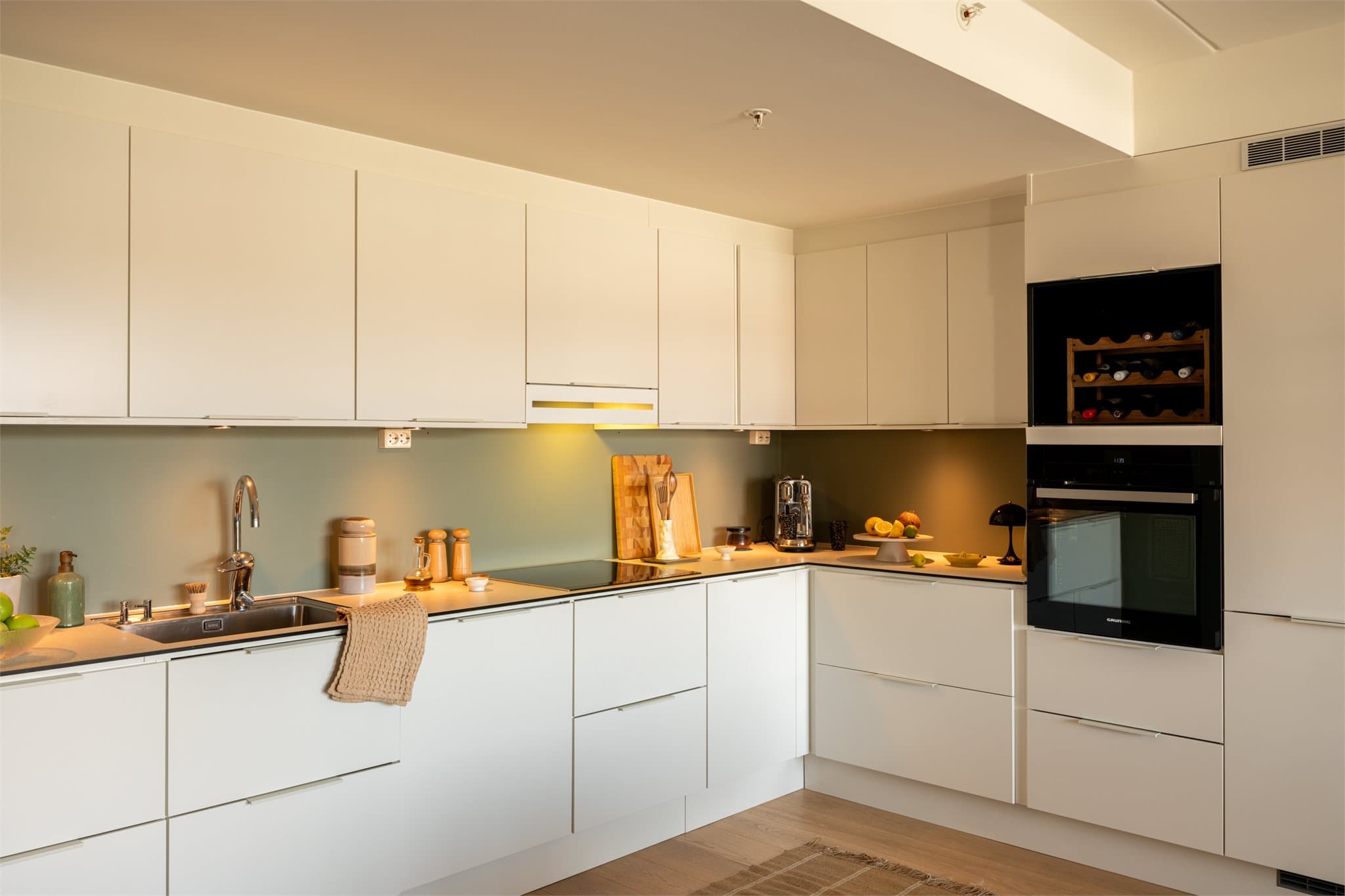 Kjøkkenet er både stilrent og praktisk! Integrerte hvitevarer gir et sømløst uttrykk.