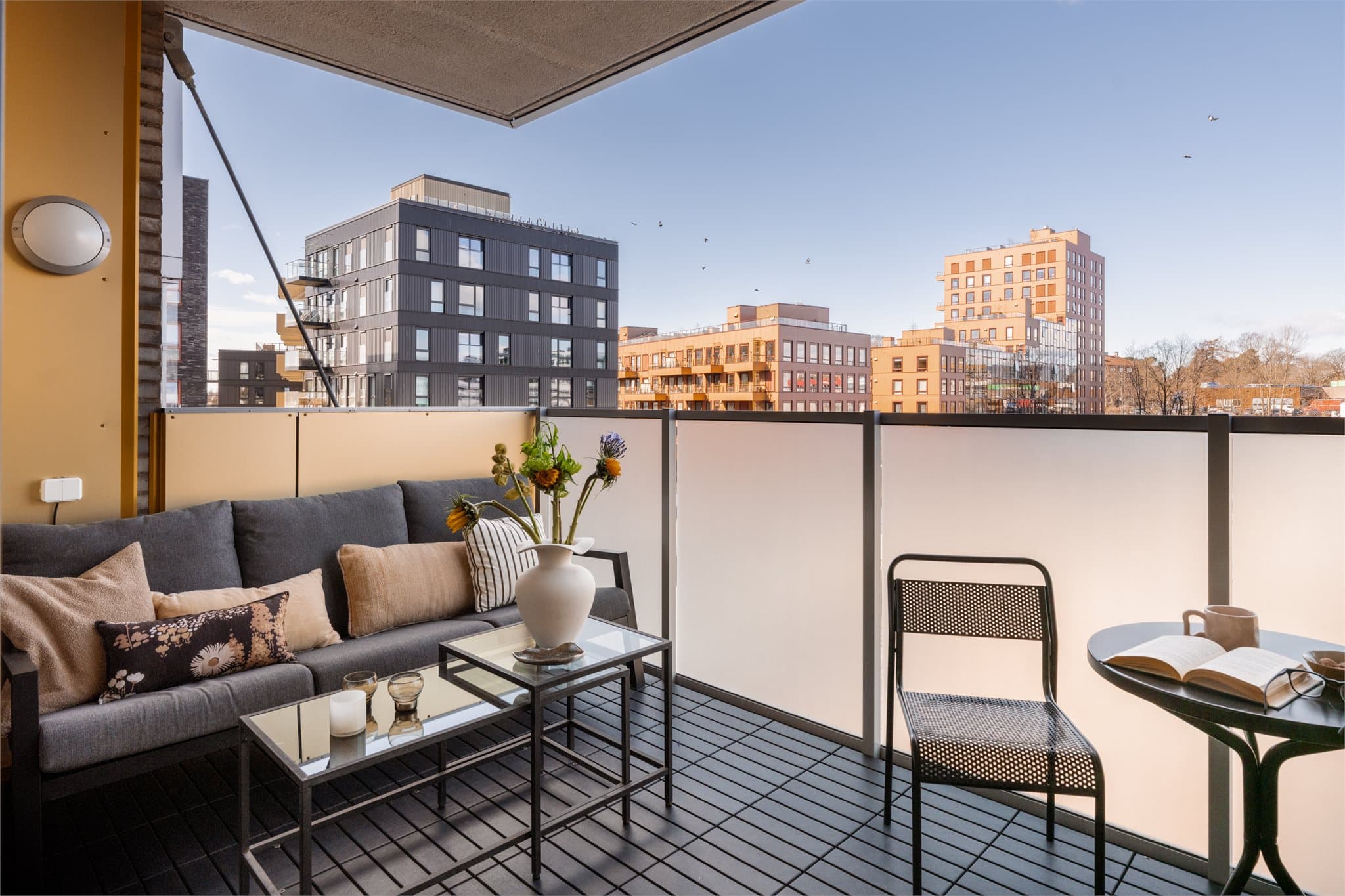 Stor balkong med herlig ettermiddag- og kveldssol.