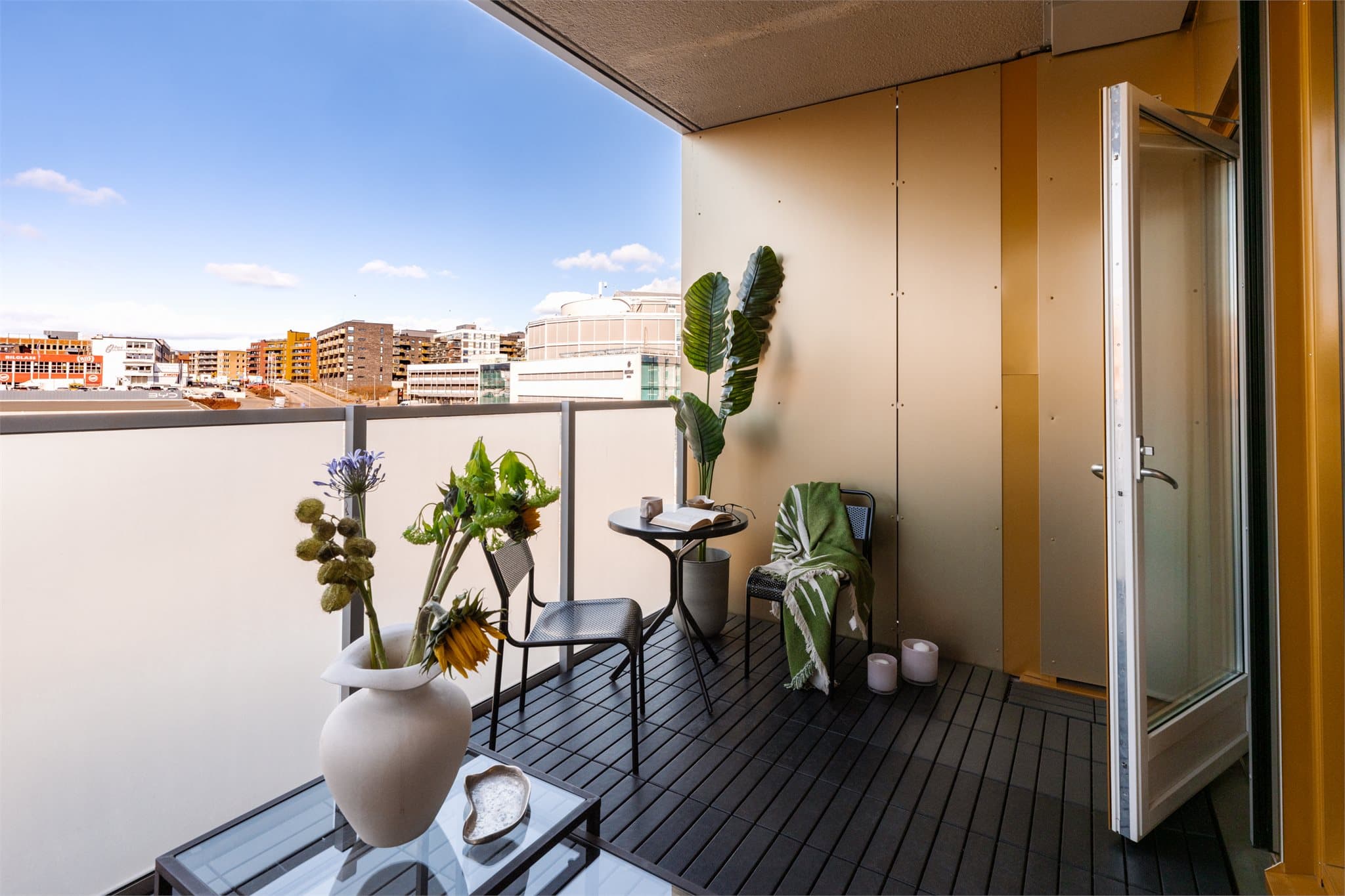 Balkongen er overbygget, og kan derfor også nytes utover sensommeren og høsten.