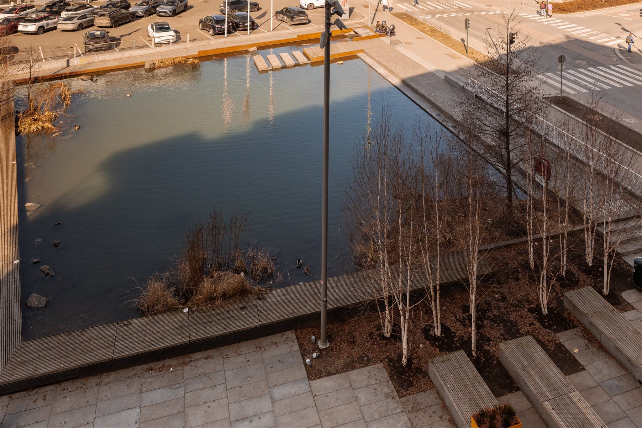 Fra balkongen får dere hyggelig utsyn rett mot vannspeilet på Ensjø.